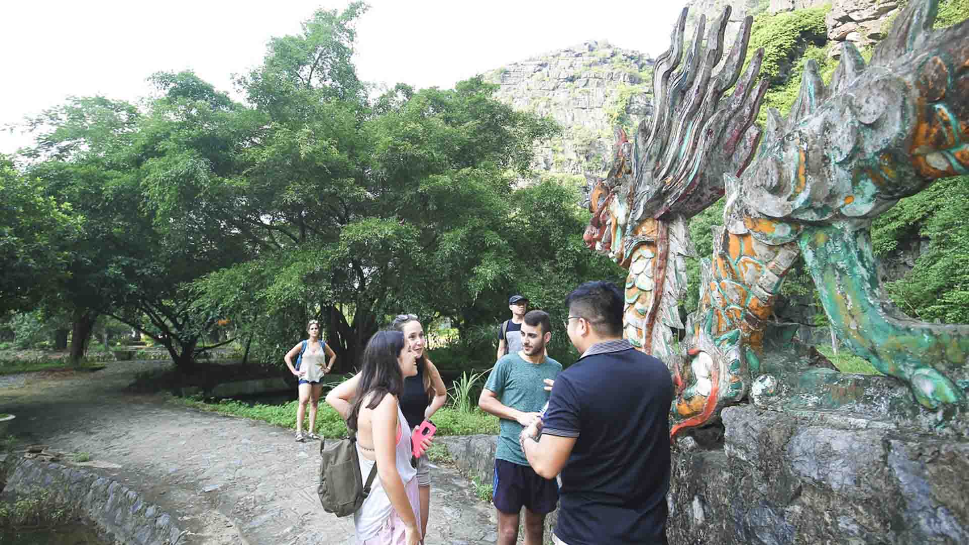 GROUP TOUR HOA LU – TAM COC – MUA CAVE BY LUXURY LIMOUSINE