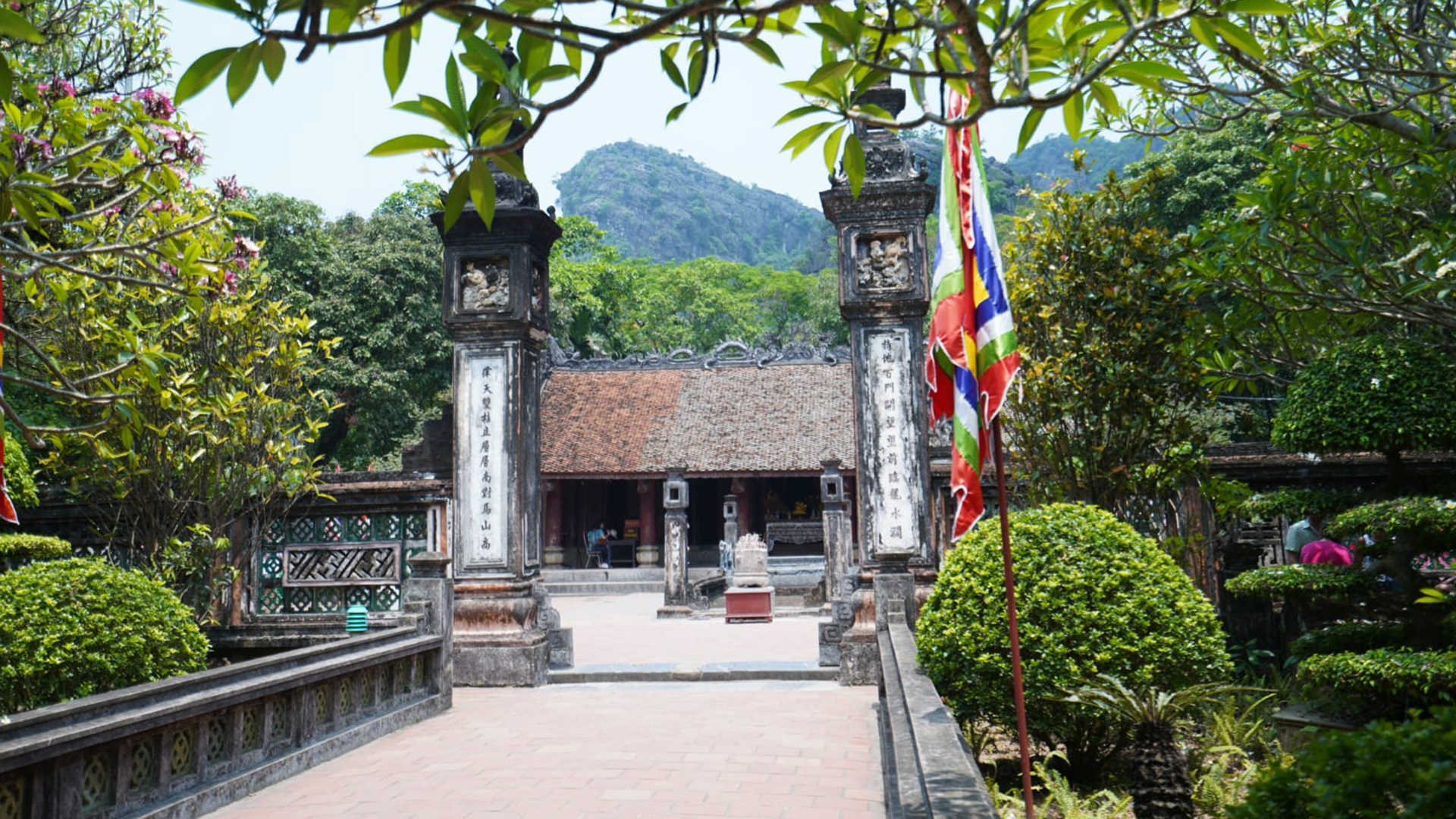 PRIVATE NINH BINH HALAL TOUR: HOA LU – TRANG AN – MUA CAVE ( 10 Pax)
