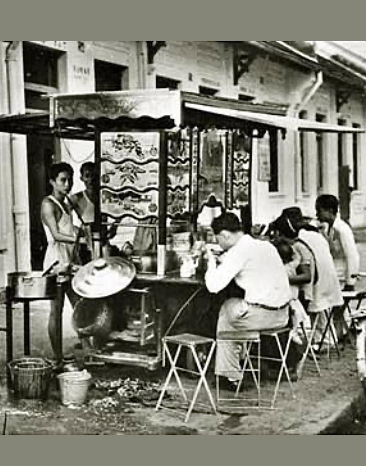 Văn hóa ăn mì sáng bên xe mì gỗ Sài Gòn xưa