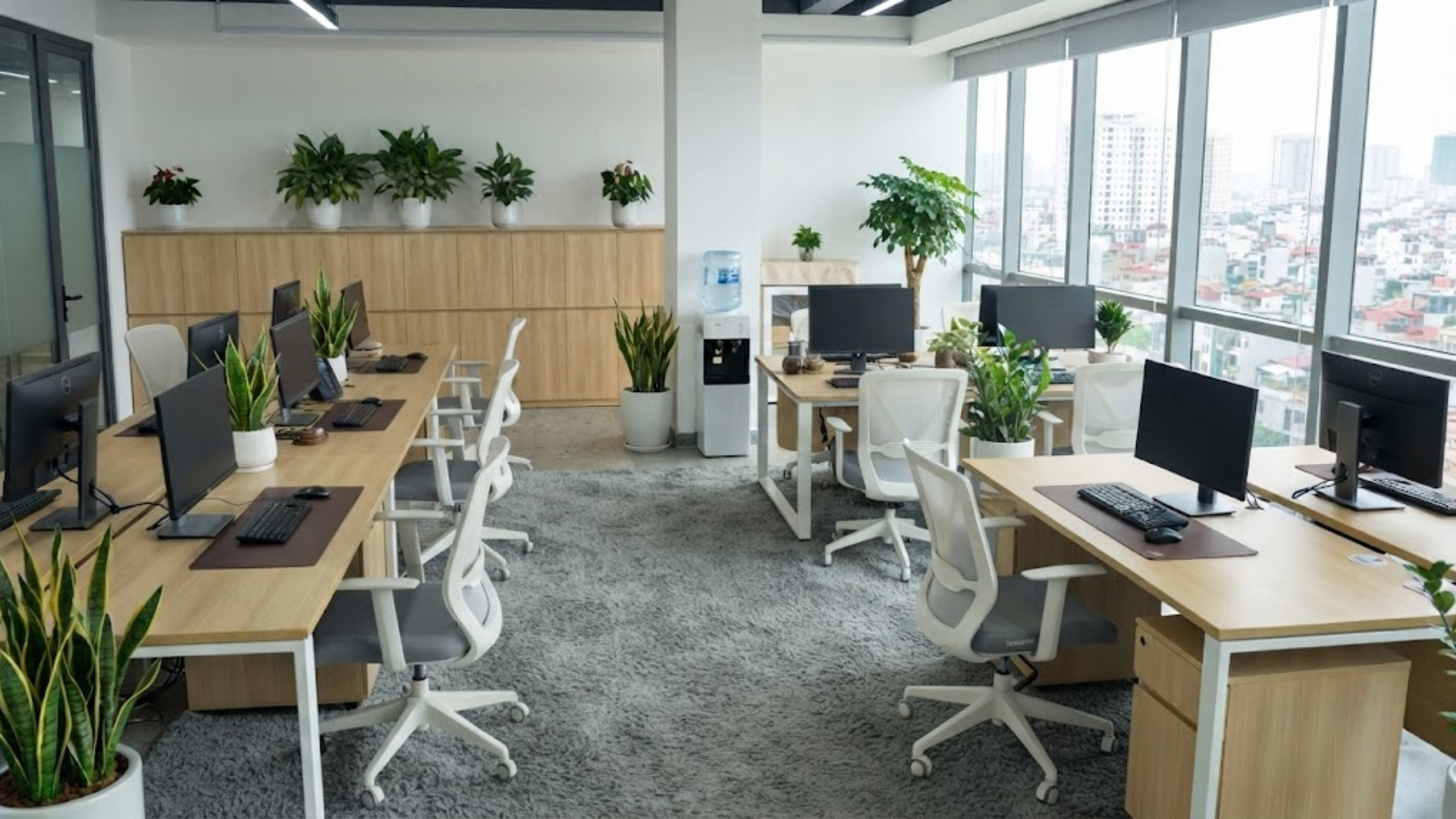 Ánh sáng và cây xanh trong nội thất văn phòng hiện đại