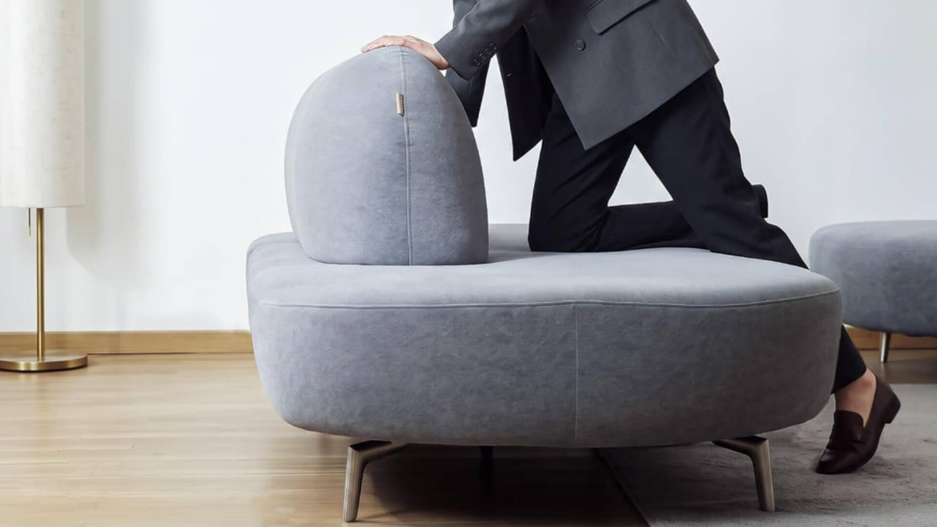 Cách kê sofa phòng khách nhà ống