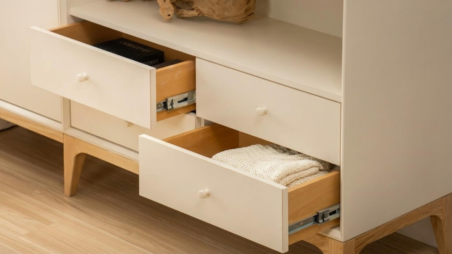 Câu hỏi thường gặp về tủ gỗ trang trí phòng khách