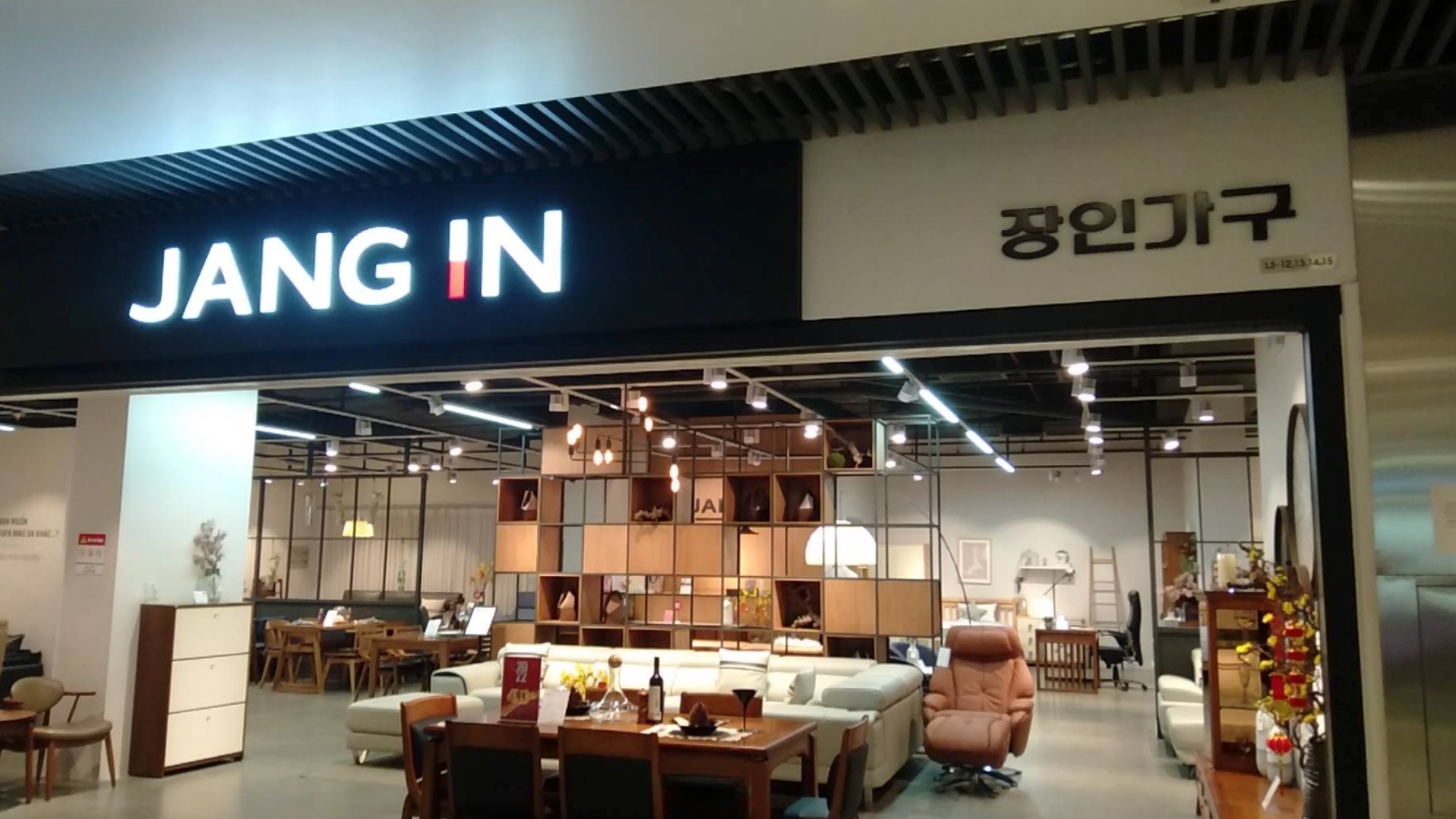 showroom nội thất Aeon Mall của Jang In