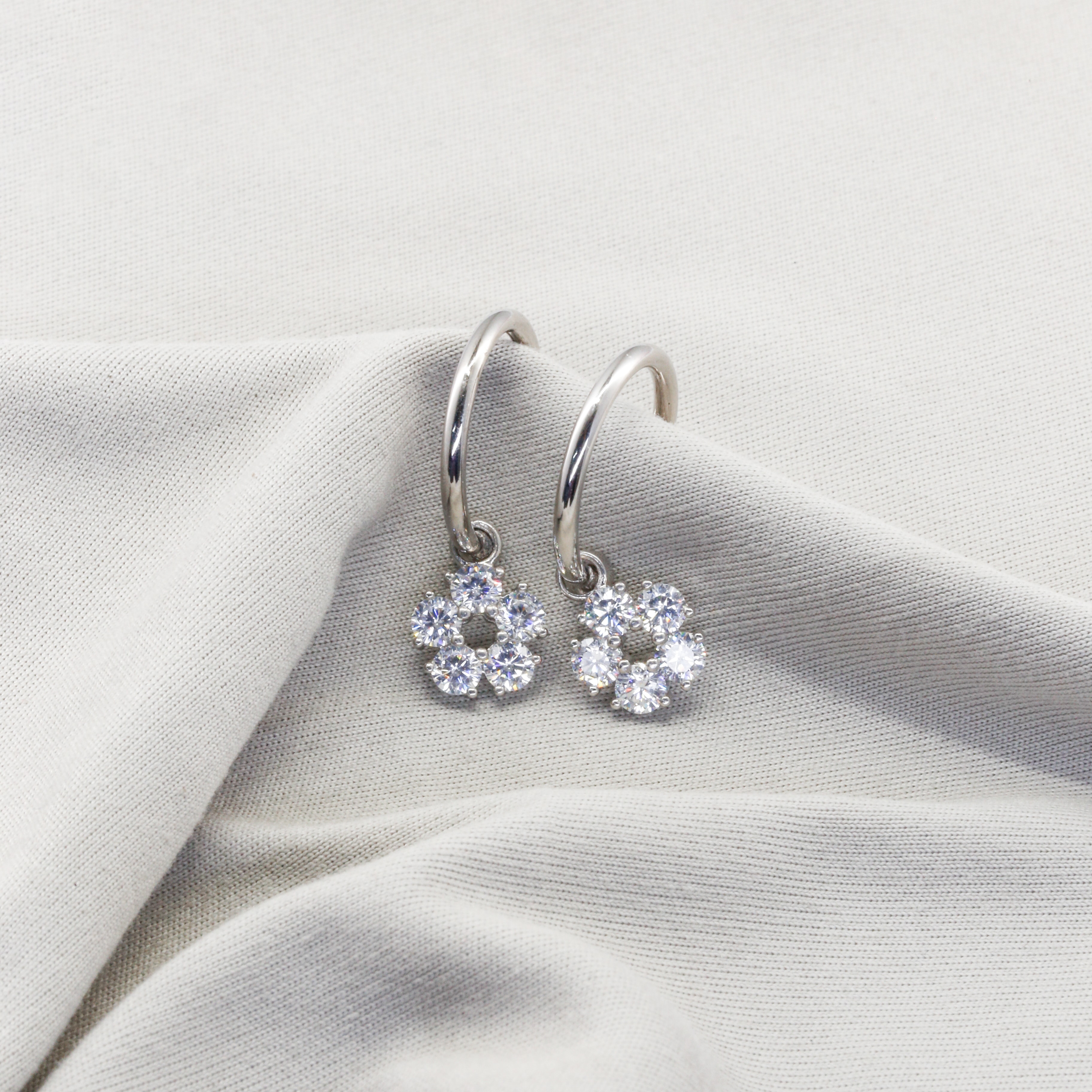Bông tai Bạch kim Platinum 10% dáng vòng treo charm hoa Crystal Bloom đính đá BN JEWELRY | đá 3.0 ly - BDY2400_PTE