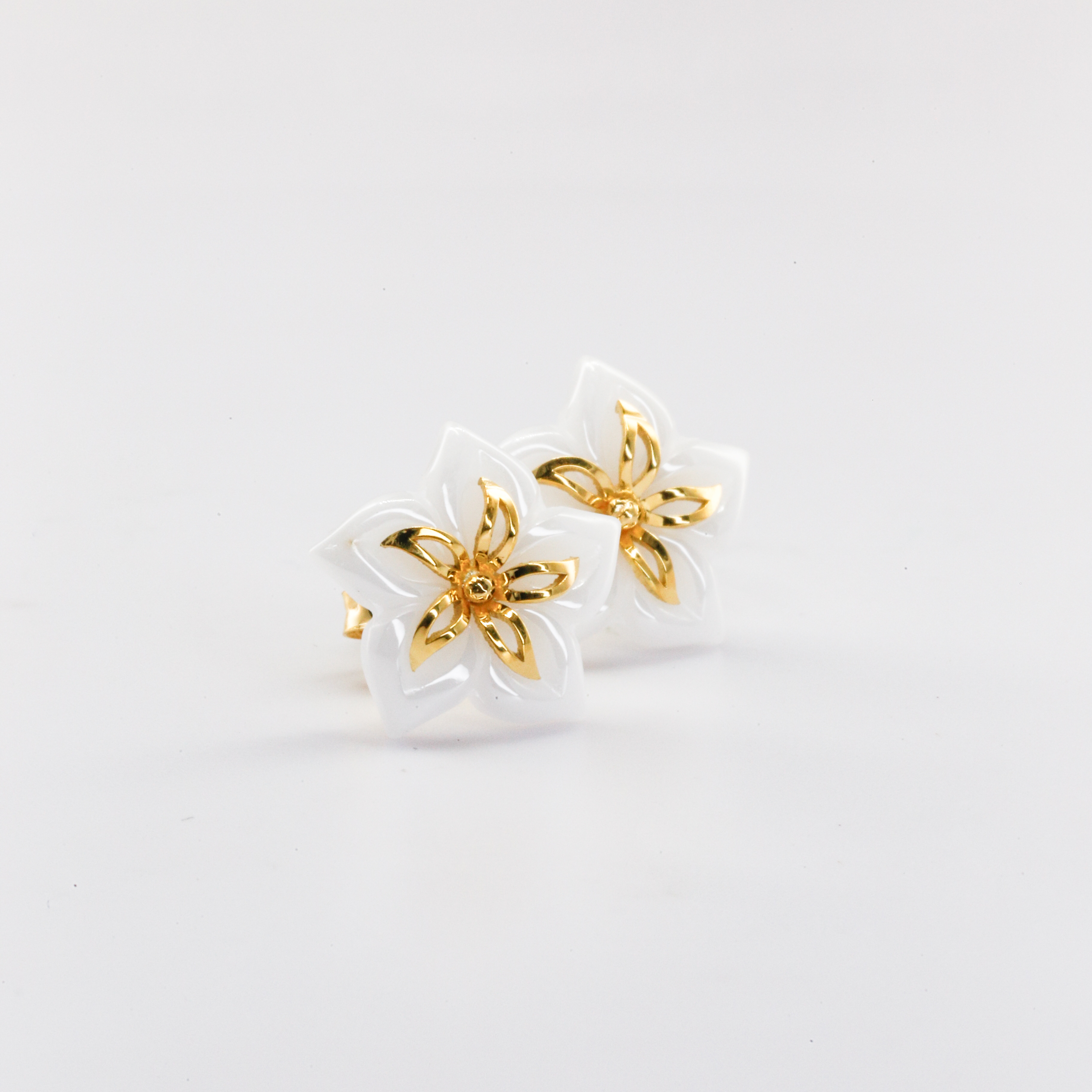 Bông tai Gold Filled 14K 1/20 hoa sứ trắng BN JEWELRY - BDY2453_E