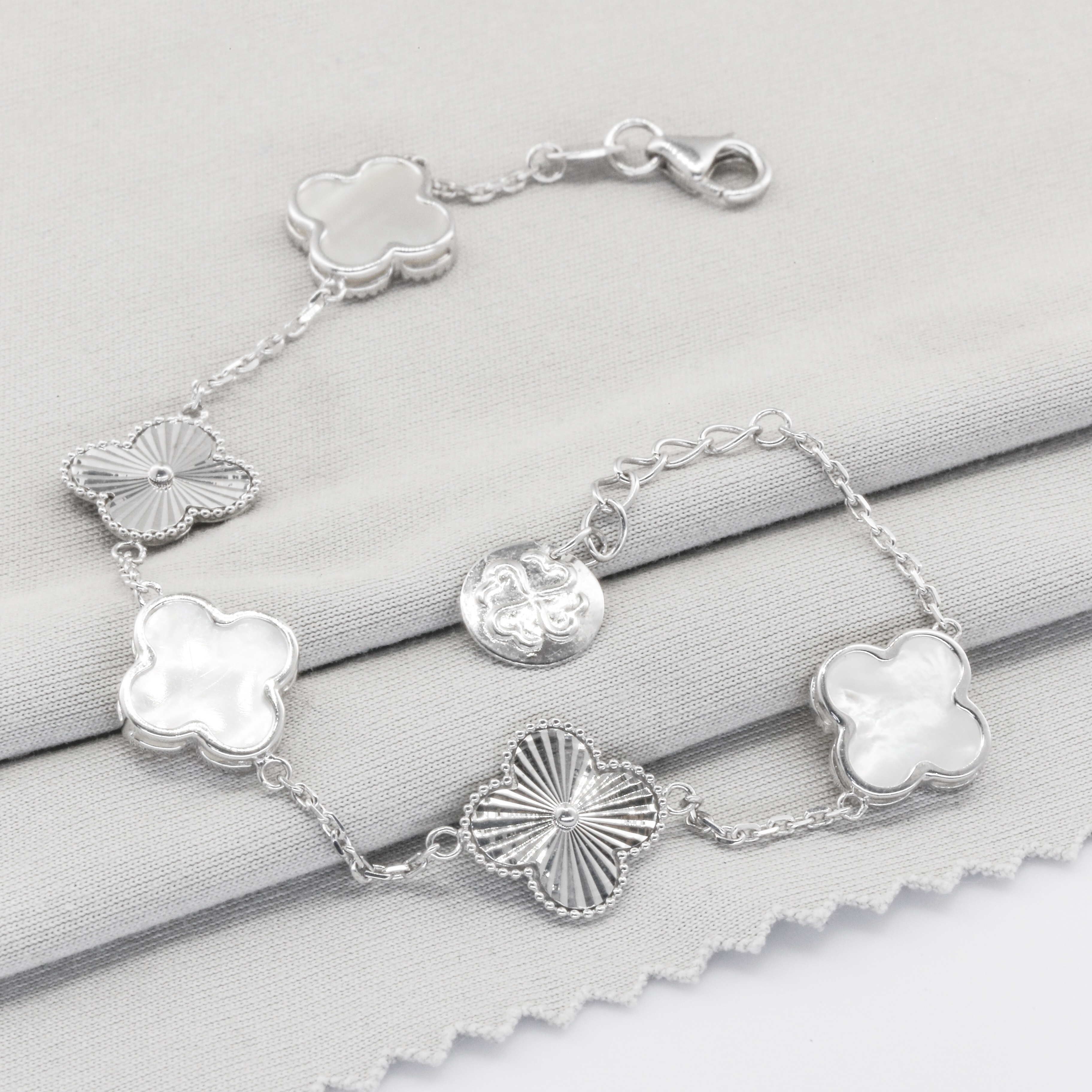Lắc tay Bạch kim Platinum 10% cỏ 4 lá trắng 5 charm phối vân kim BN JEWELRY | bản 10 ly - LTY1702_PT