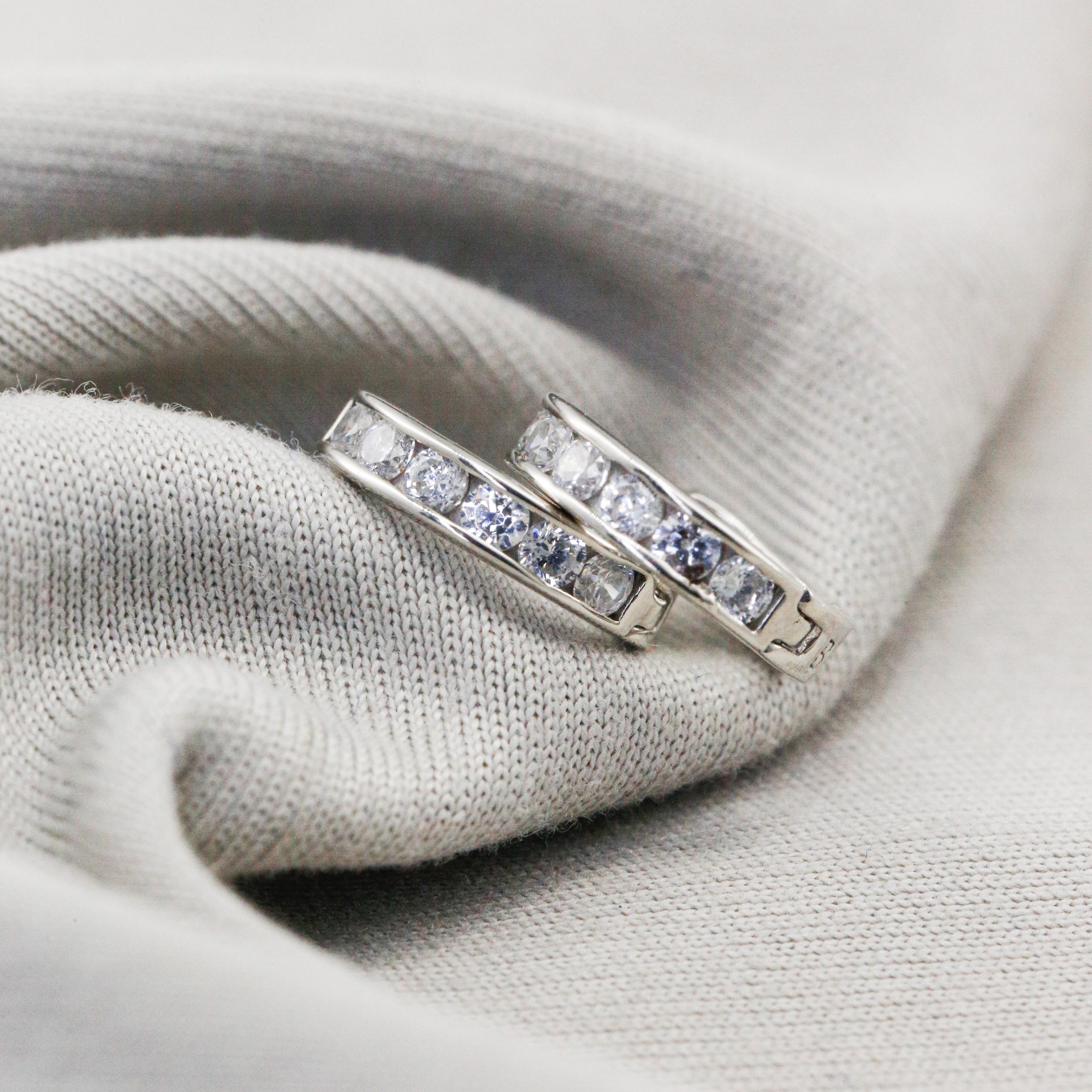 Bông tai Gold Filled 14K 1/20 Huggie tròn nạm đá BN JEWELRY - BGY1126_E