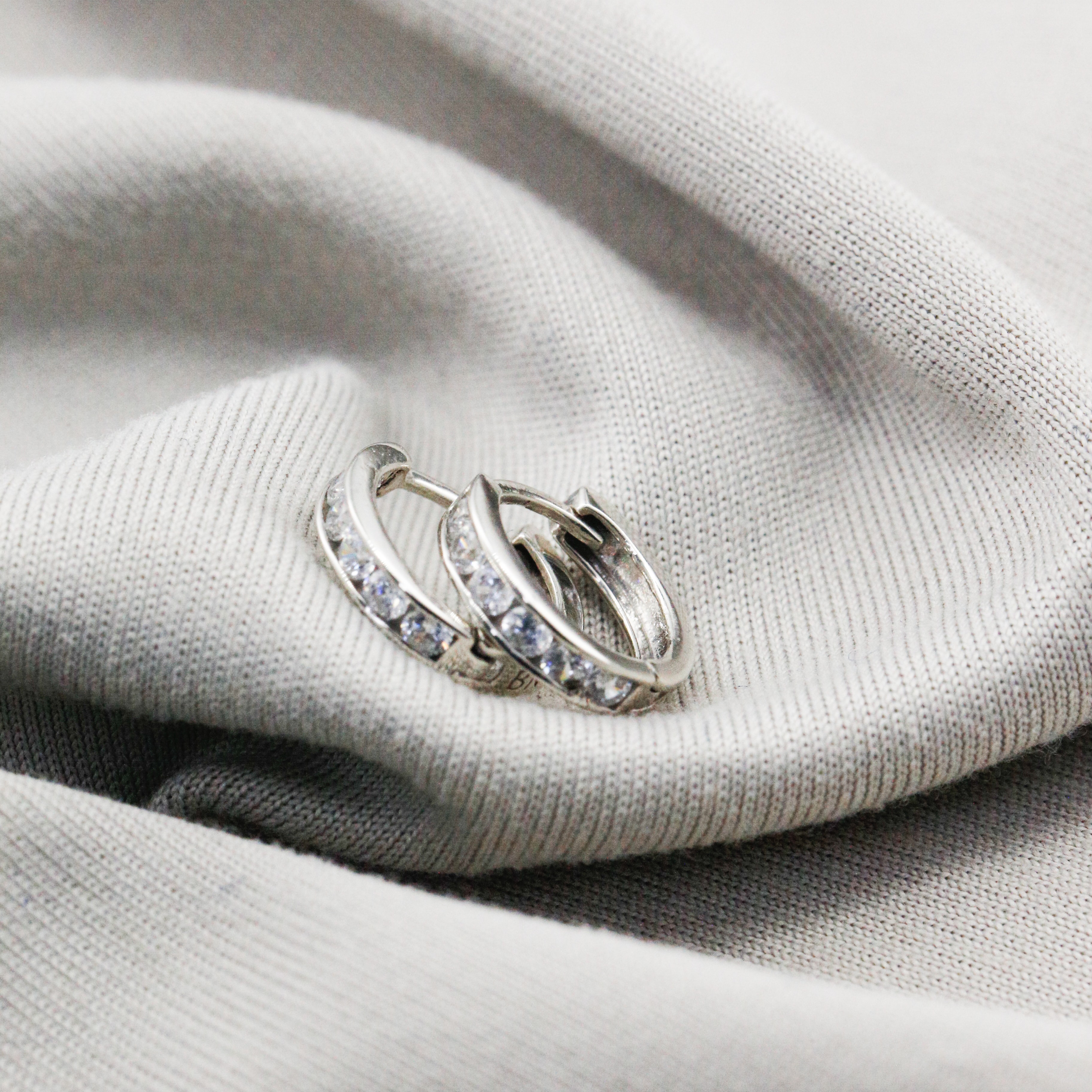 Bông tai Gold Filled 14K 1/20 Huggie tròn nạm đá BN JEWELRY - BGY1126_E