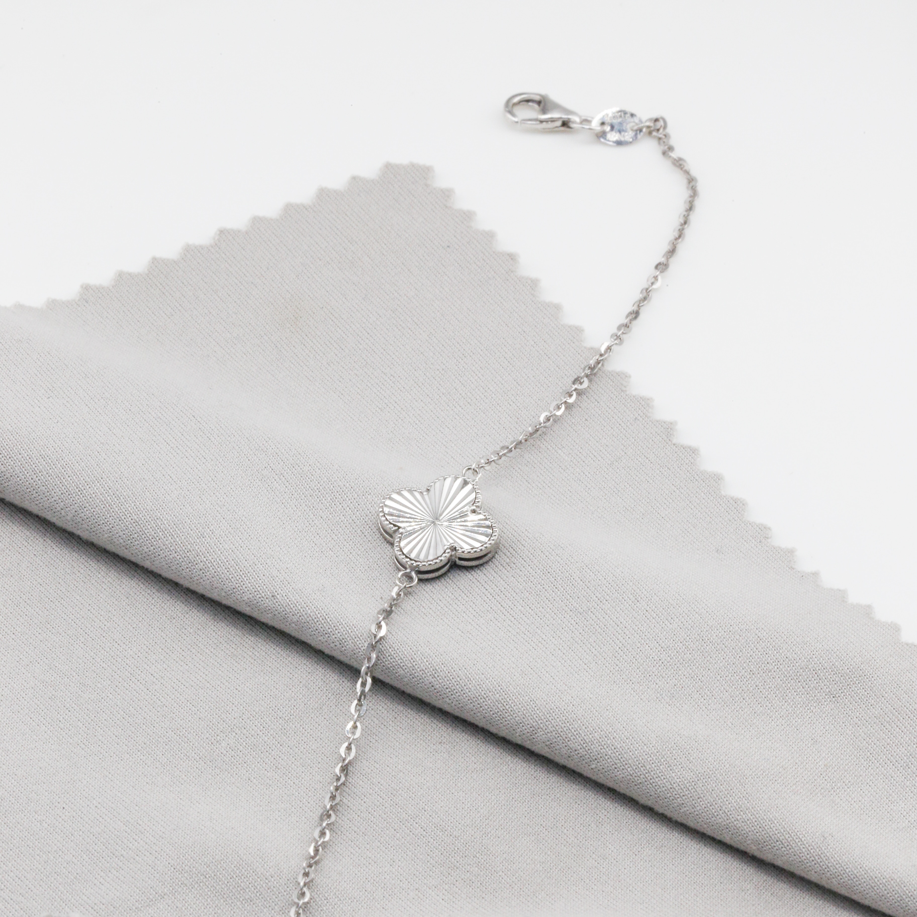 Lắc tay Bạch kim Platinum vân ánh kim cỏ 4 lá BN JEWELRY | bản 10 ly - LTY1733_PT