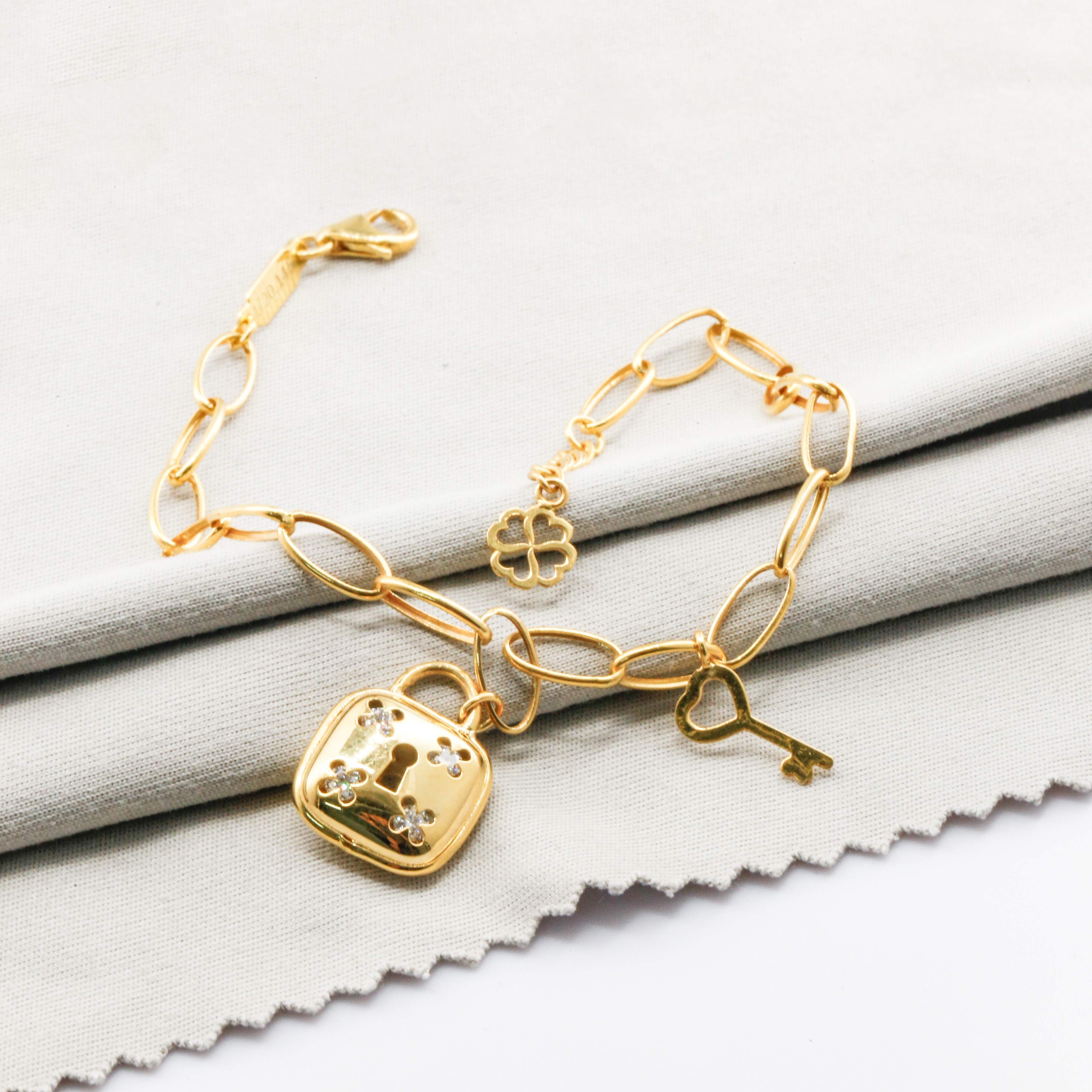 Lắc tay Gold Filled 14K 1/20 charm khóa đính đá BN JEWELRY - LTY1892_E