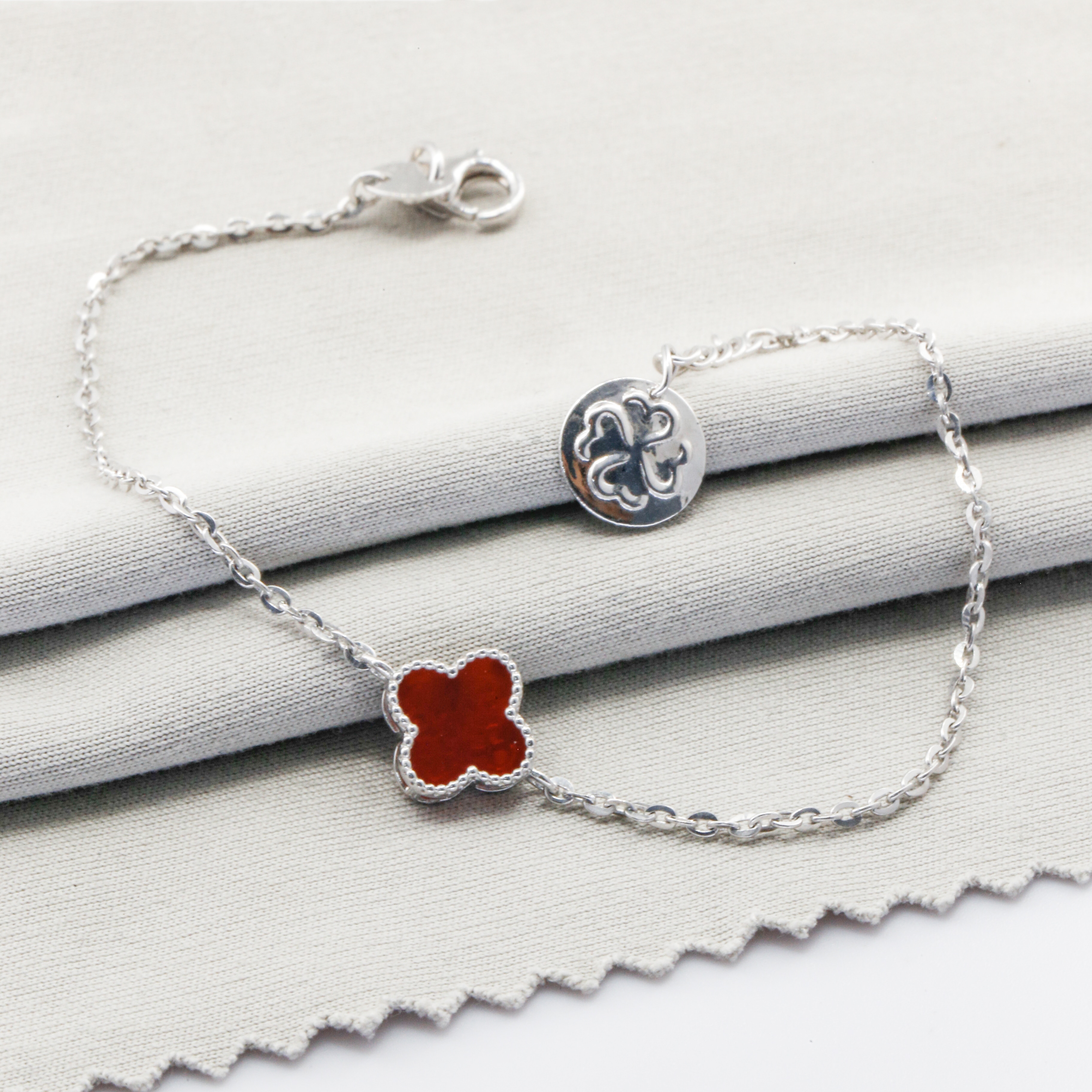 Lắc tay Bạch kim Platinum 10% charm cỏ 4 lá đỏ viền bi BN JEWELRY | bản 8.0 ly - LTY1874_PT