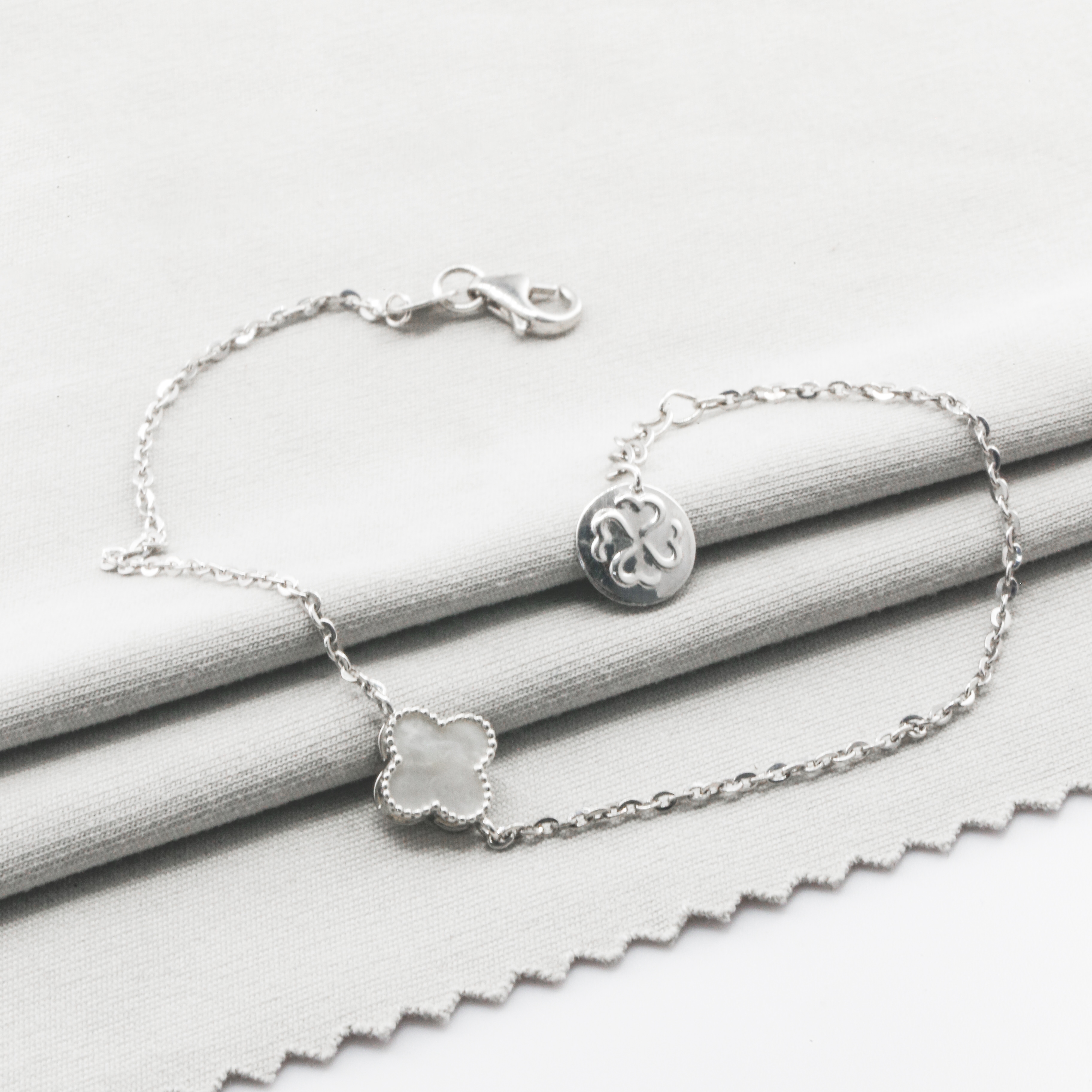 Lắc tay Bạch kim Platinum 10% charm cỏ 4 lá trắng viền bi BN JEWELRY | bản 8.0 ly - LTY1917_PT
