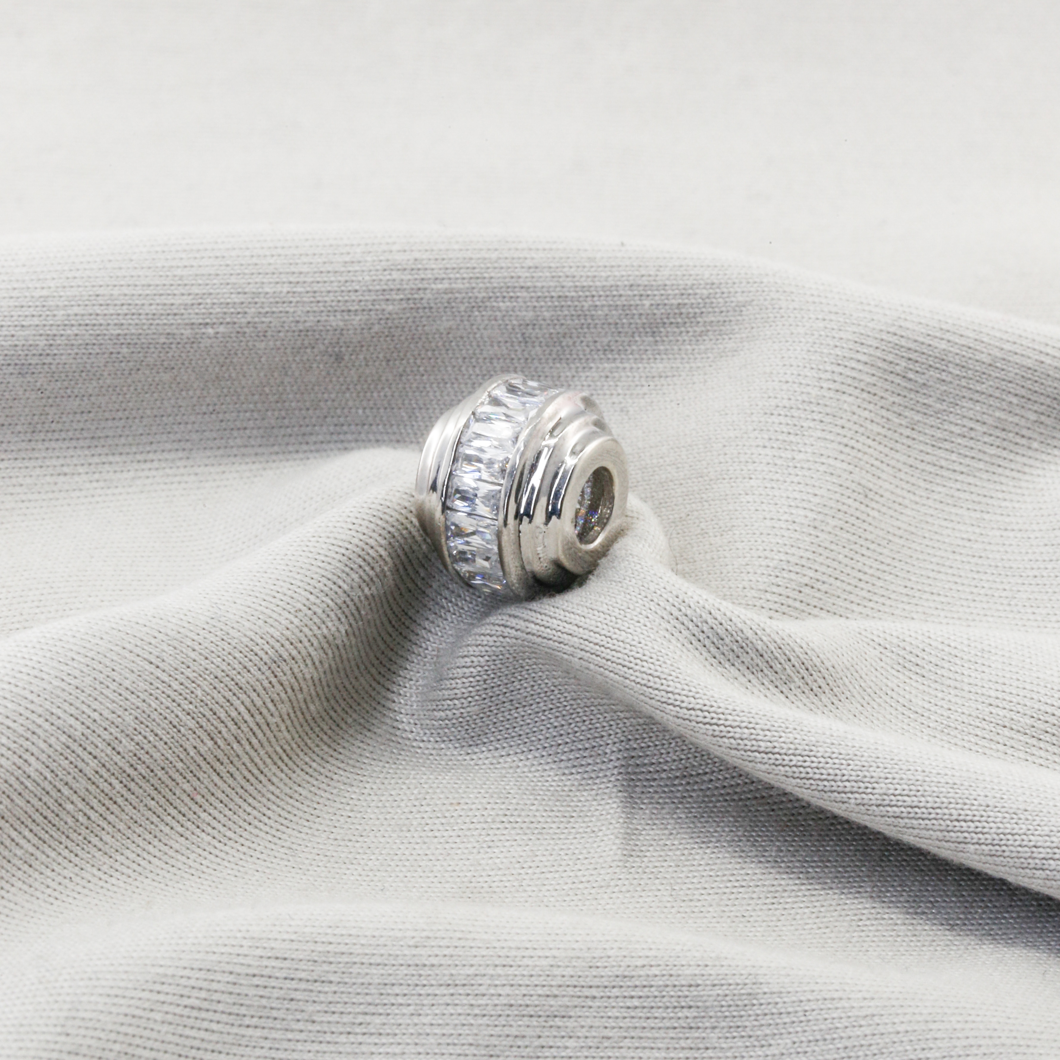 Mặt dây chuyền Bạch kim Platinum 10% hạt charm trắng thiết kế trụ xoáy BN JEWELRY - MDY1614_PT