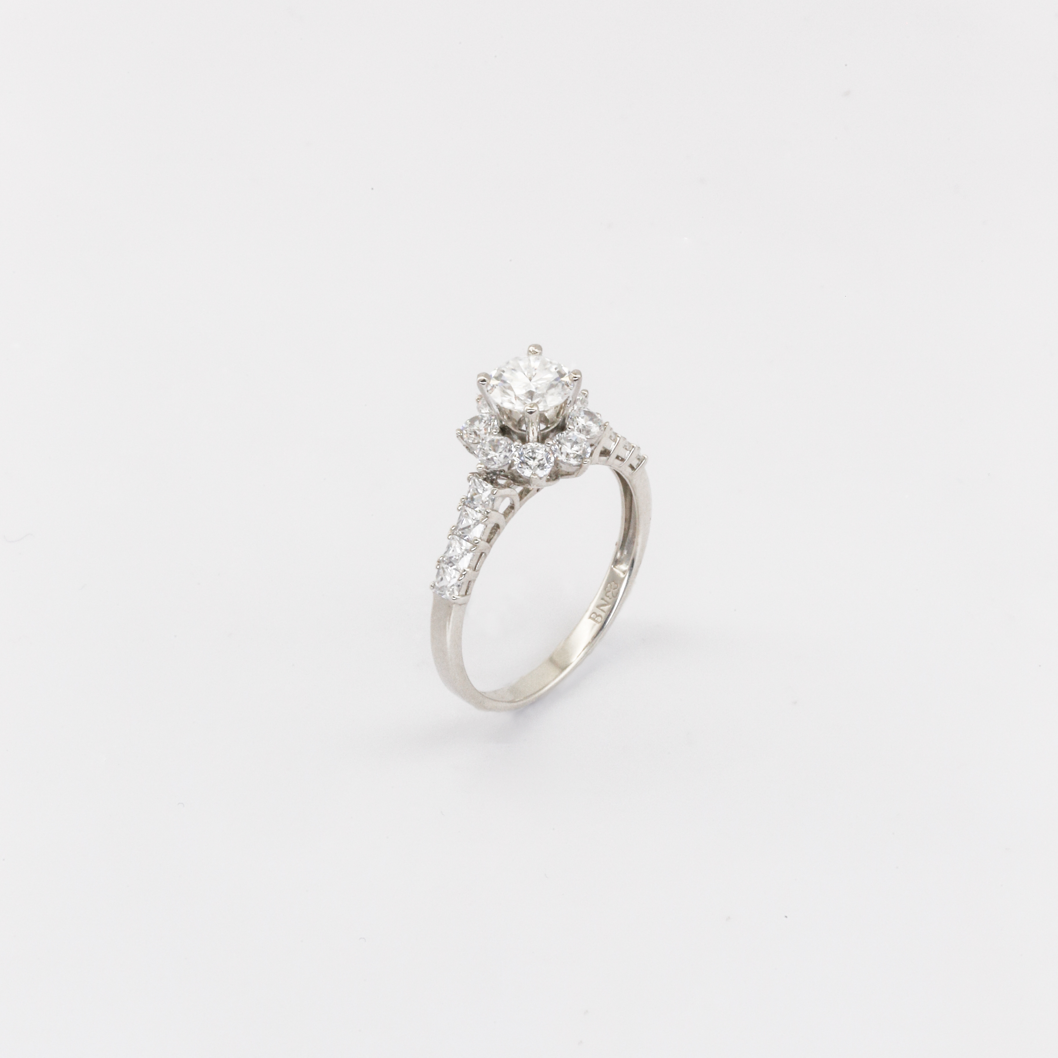 Nhẫn Bạch kim Platinum 10% thiết kế The Royal Halo đính đá moissanite BN JEWELRY | đá 5.5 ly - NGY1575_PT