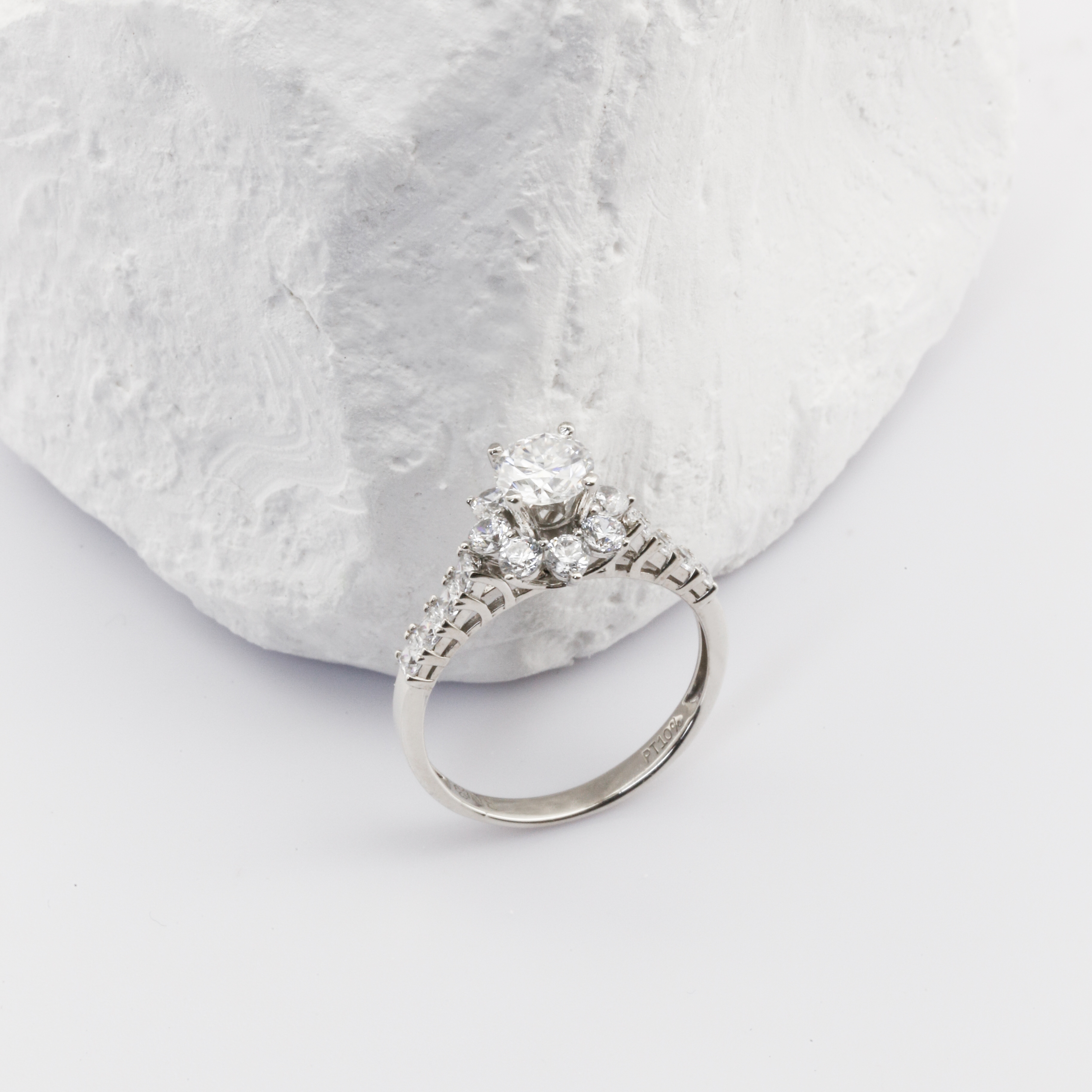Nhẫn Bạch kim Platinum 10% thiết kế The Royal Halo đính đá moissanite BN JEWELRY | đá 5.5 ly - NGY1575_PT
