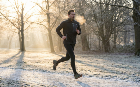 Bí Kíp Chọn Chất Liệu Giữ Ấm: Từ Nỉ, Fleece Đến Công Nghệ Sợi Dệt Hiện Đại