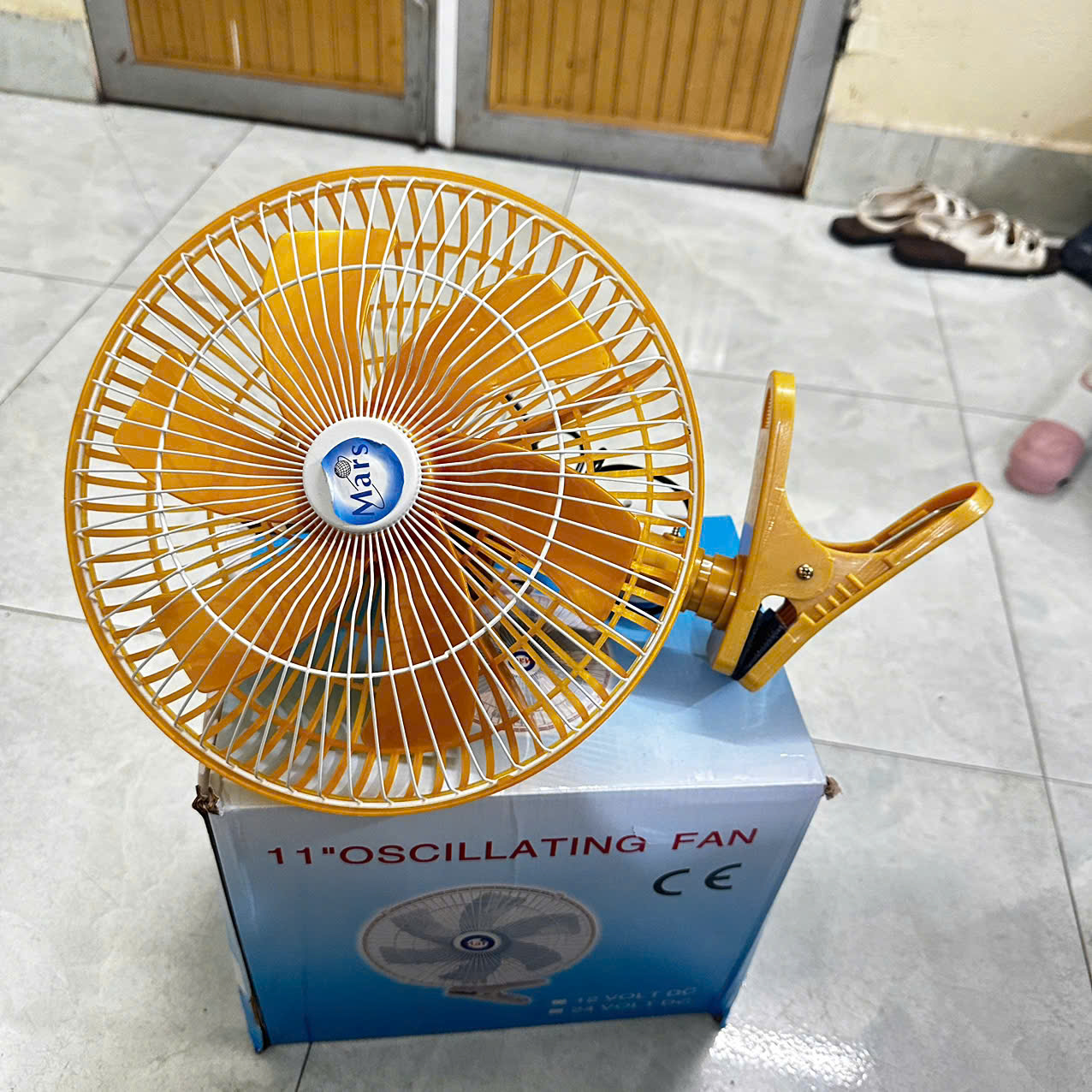 Quạt có lồng sắt cao cấp kẹp bình ắc quy (quạt vàng)
