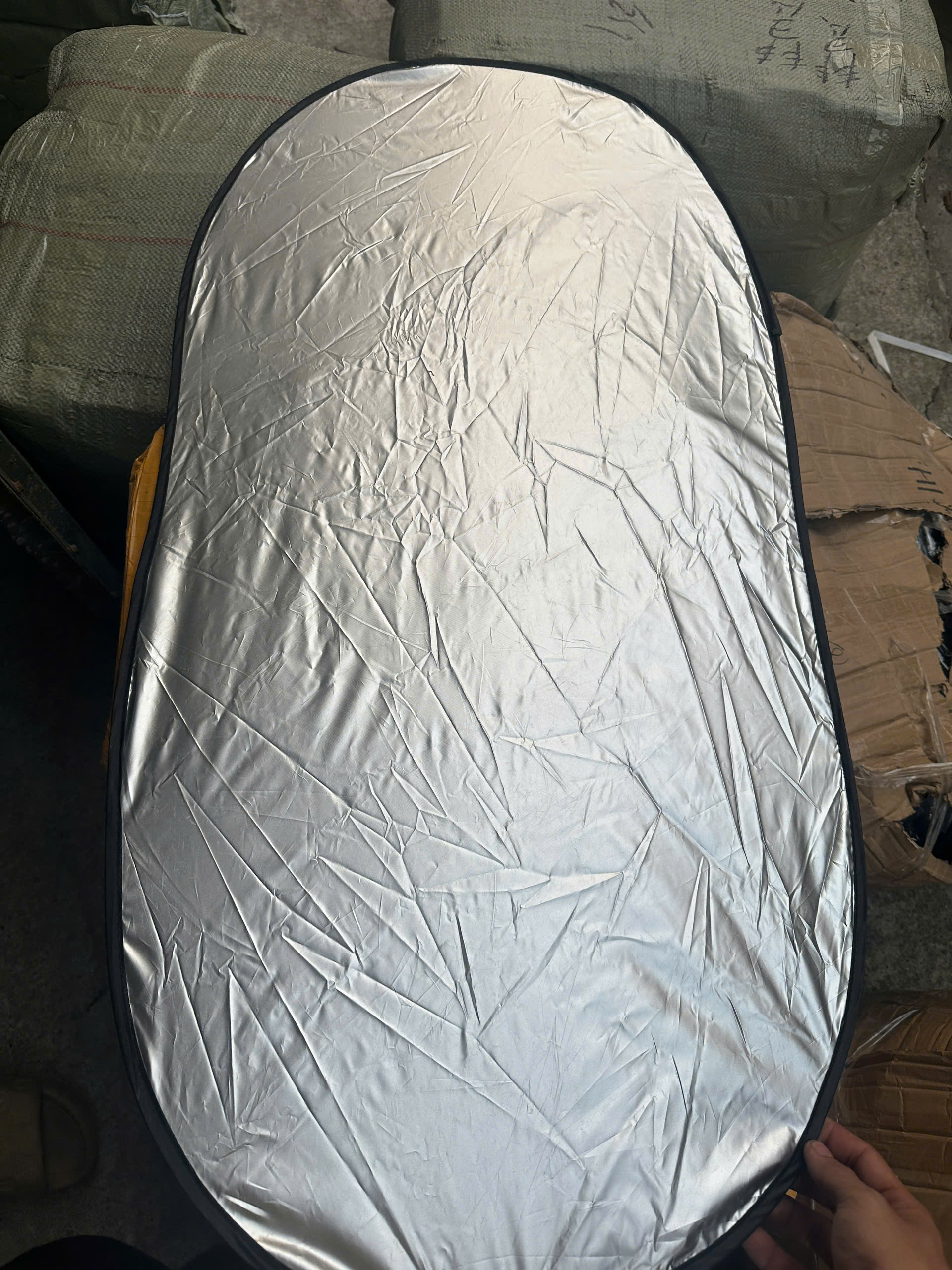 Tấm che nắng kính lái phủ bạc titan gấp gọn