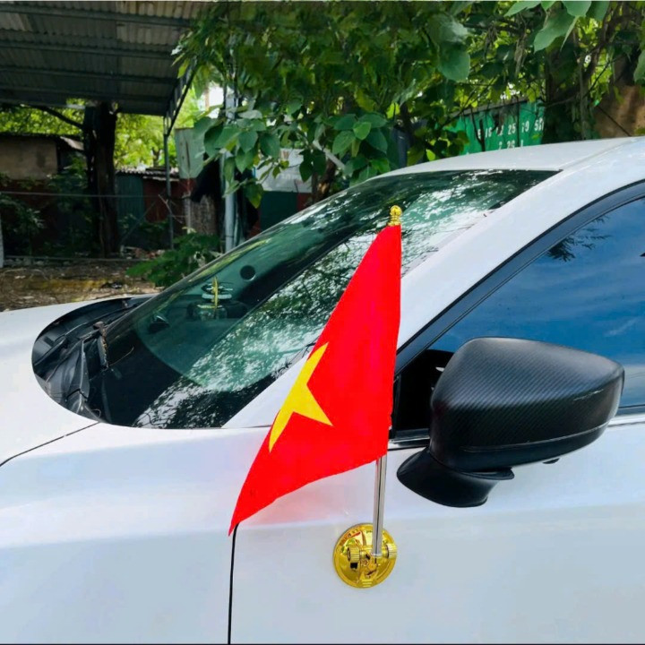 Cột Cờ Việt Nam gắn Capo