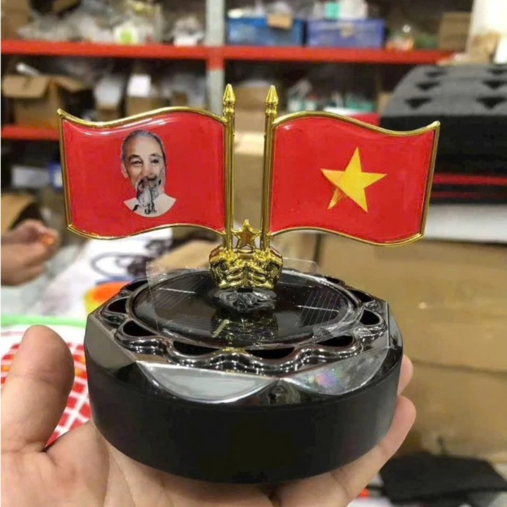 Cờ tổ quốc quay bằng năng lượng mặt trời （có kèm tinh dầu）