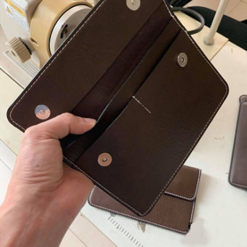 Ví da đựng giấy tờ có logo xe nâu