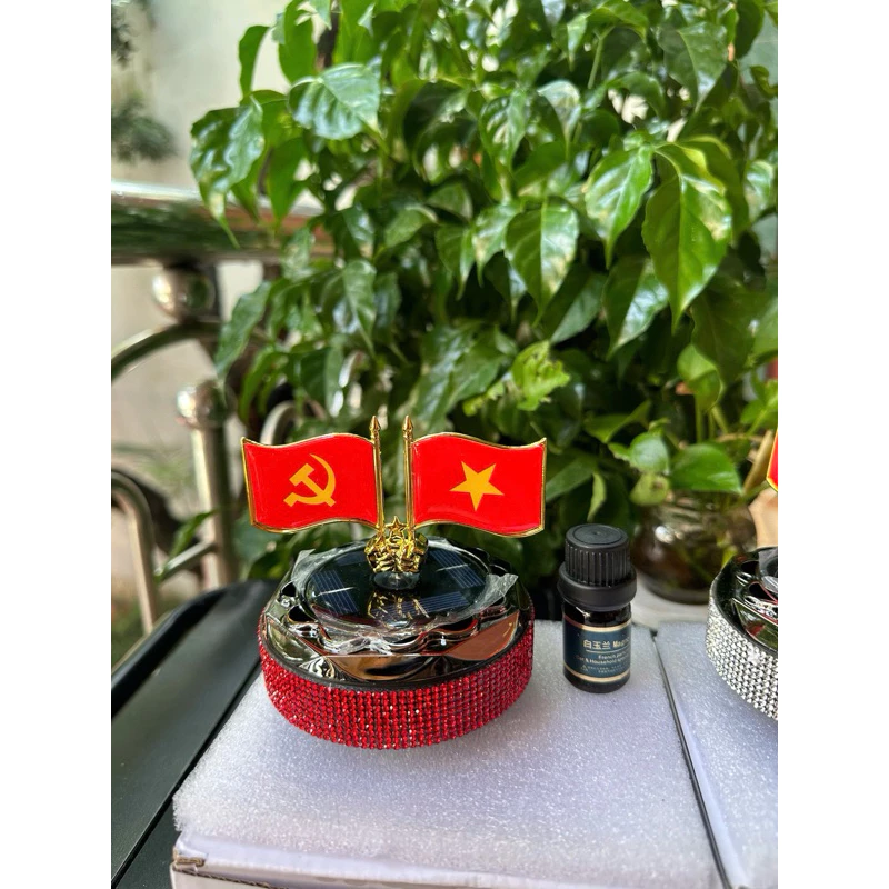 Cờ tổ quốc quay bằng năng lượng mặt trời （có kèm tinh dầu）