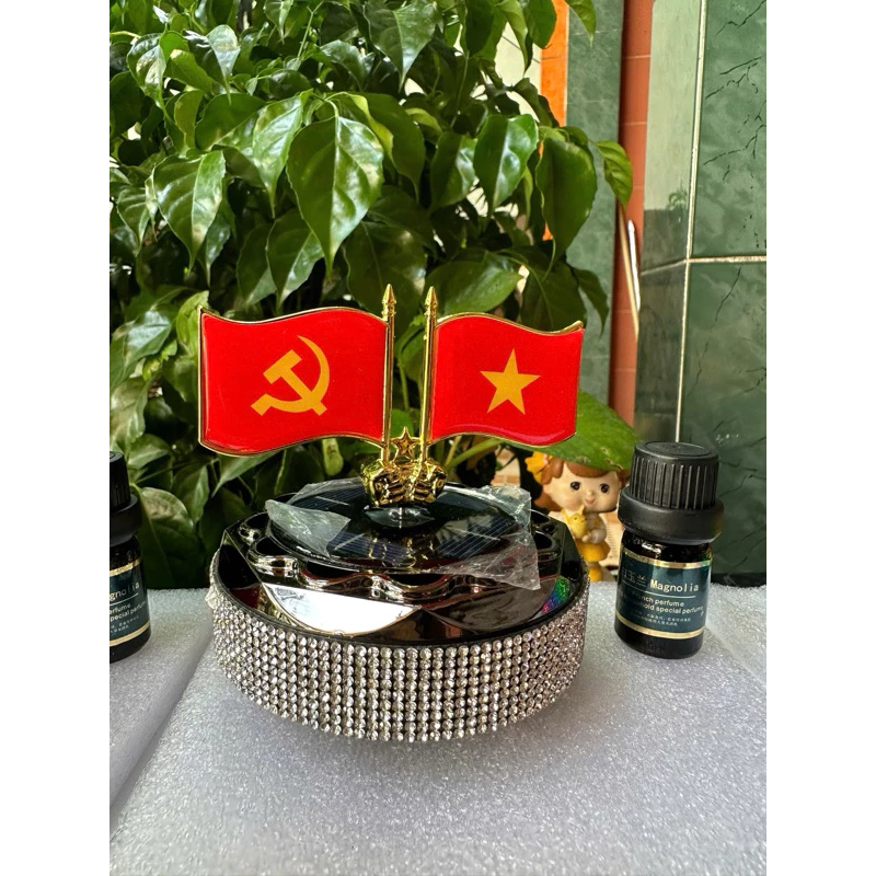Cờ tổ quốc quay bằng năng lượng mặt trời （có kèm tinh dầu）