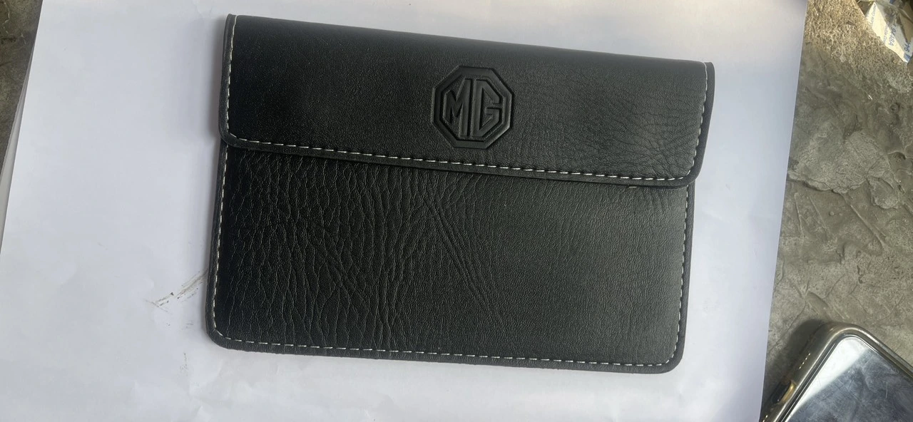 Ví da đựng giấy tờ có logo xe Đen