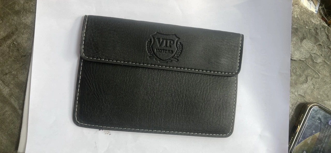 Ví da đựng giấy tờ có logo xe Đen