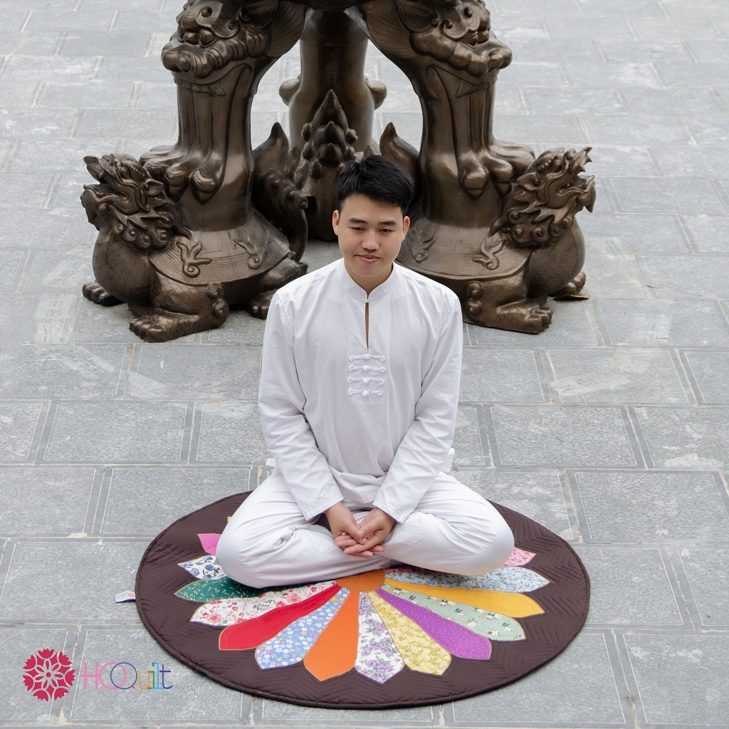 Meditating on the Daisy Round Rug