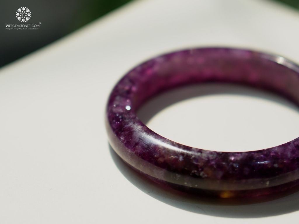 Lepidolite–Viên Đá Của Giấc Ngủ Sâu Và Tâm Trí Dịu Êm