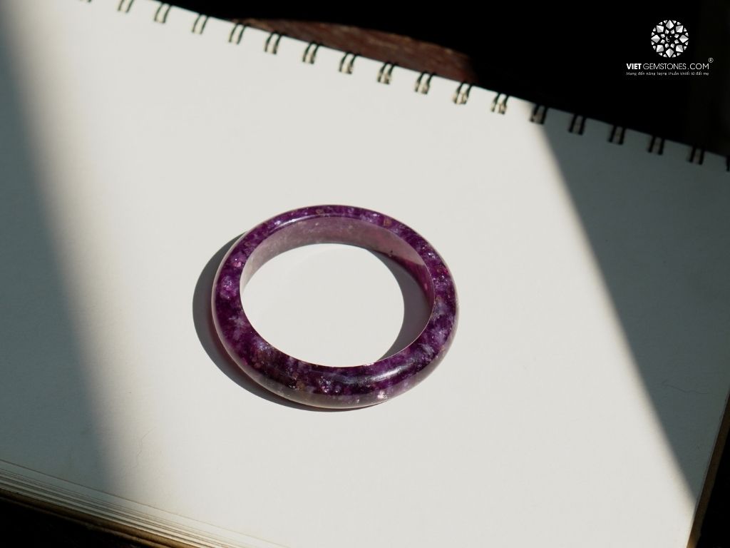 Lepidolite–Viên Đá Của Giấc Ngủ Sâu Và Tâm Trí Dịu Êm