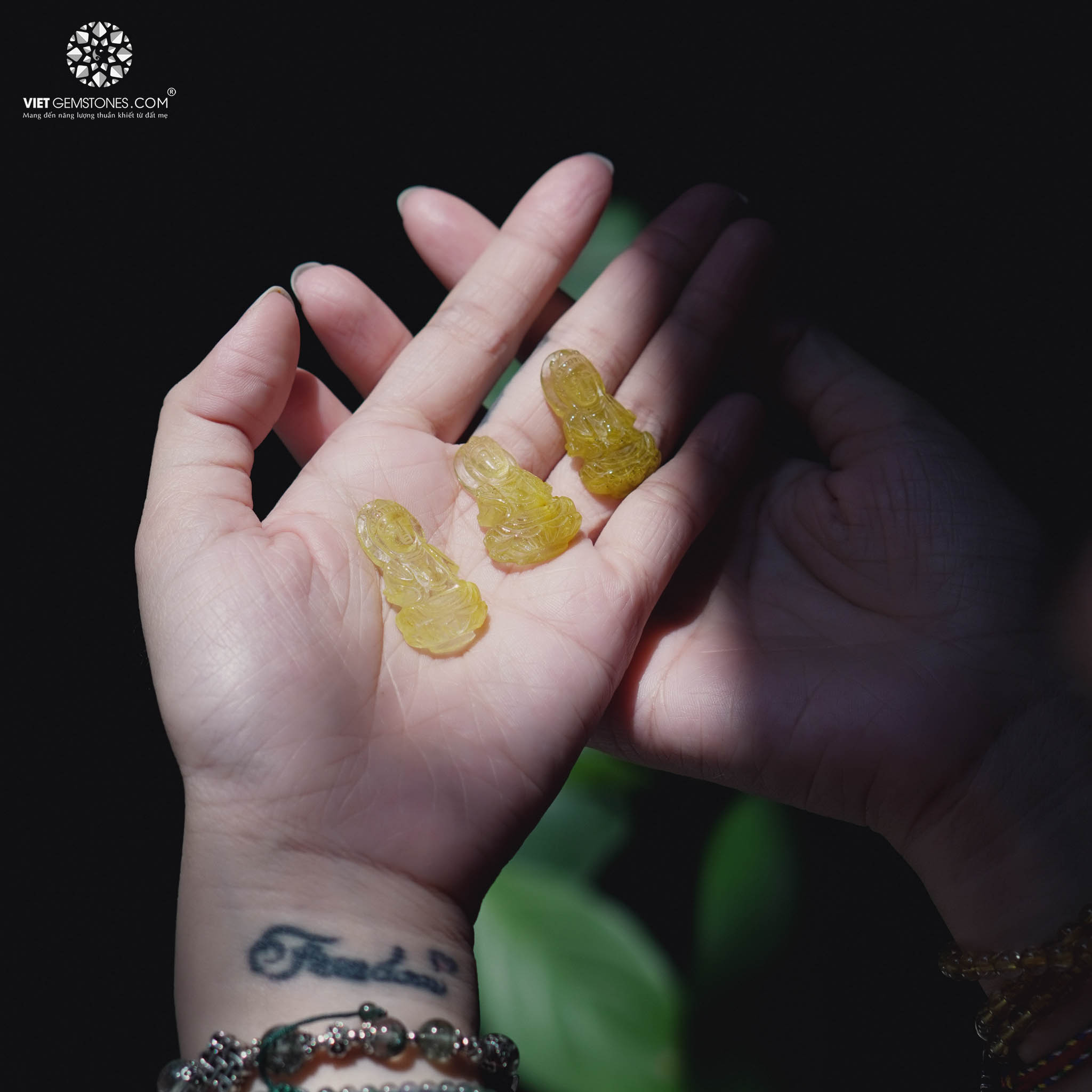 Mặt dây chuyền Quan Âm Thạch Anh Tóc Vàng