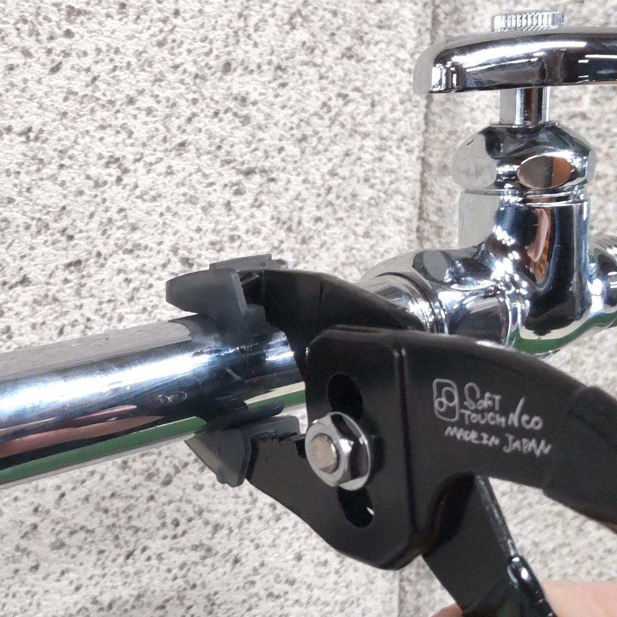 Kìm răng 3 nấc có miếng đệm nhựa IPS NH-165