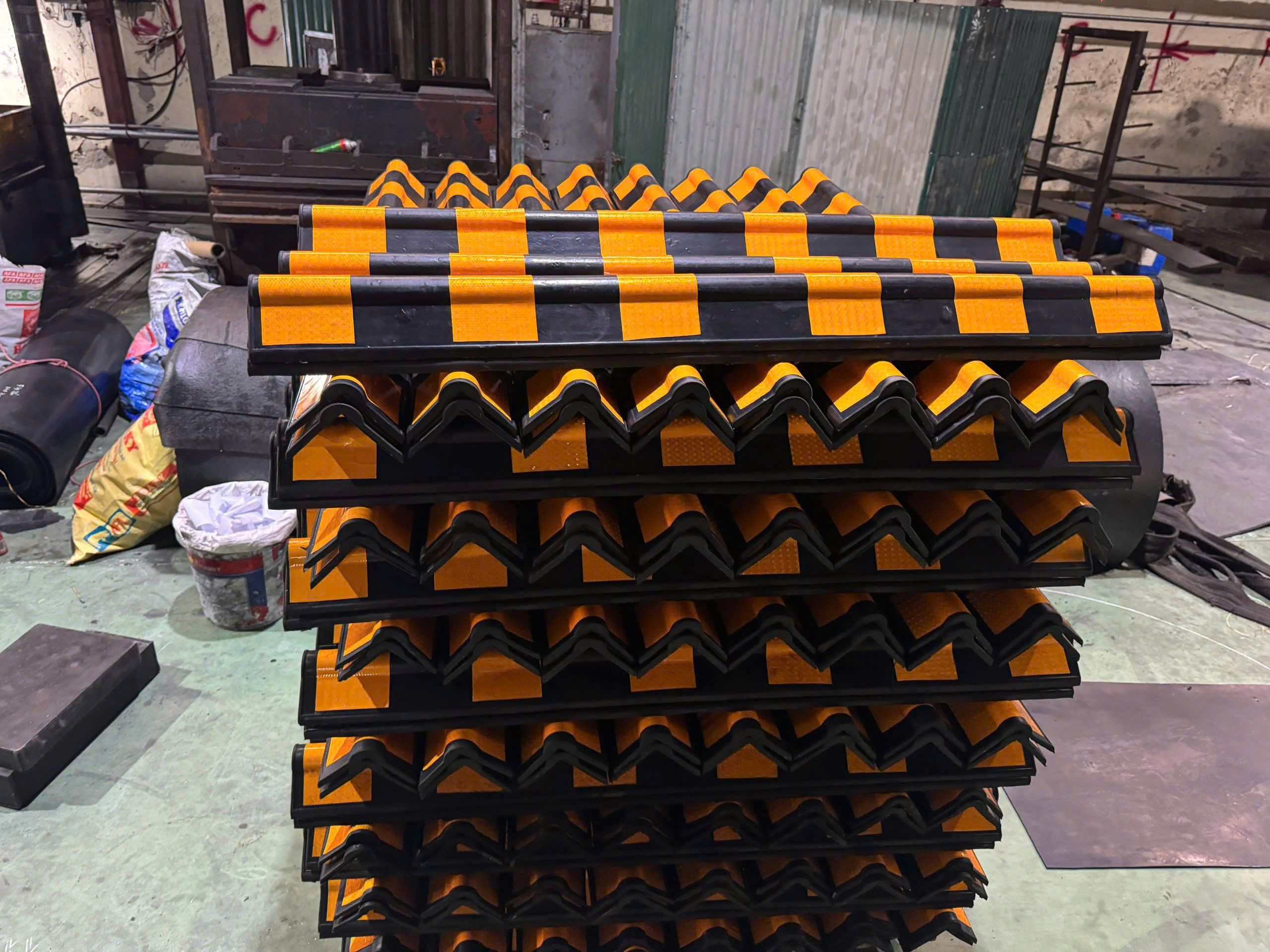 Ốp cột tròn cao su KT: 1200x100x10mm