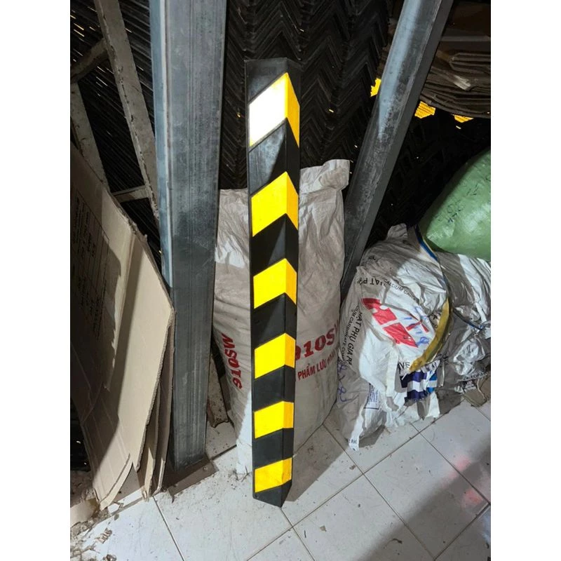 Ốp cột cao su chữ V KT:1200x100x100x10mm