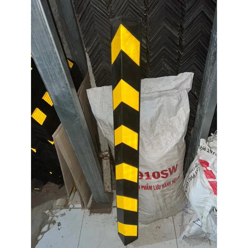 Ốp cột cao su chữ V KT:1200x100x100x10mm