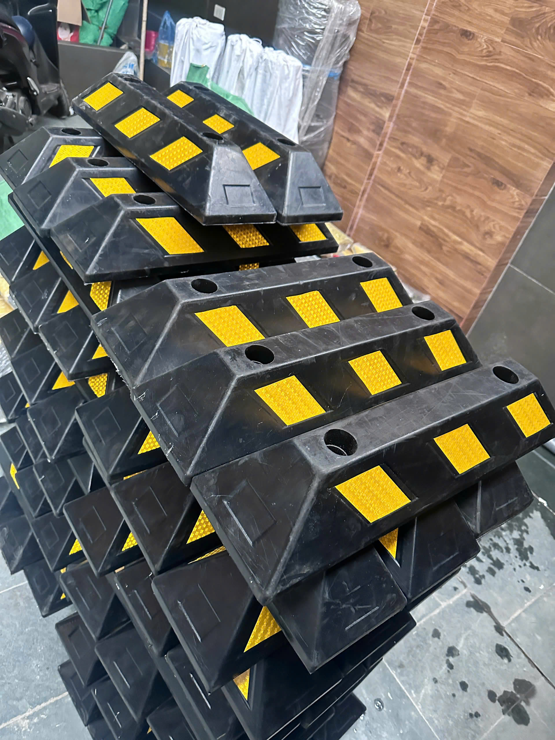 Chặn lùi cao su KT: 550x 150x 100mm