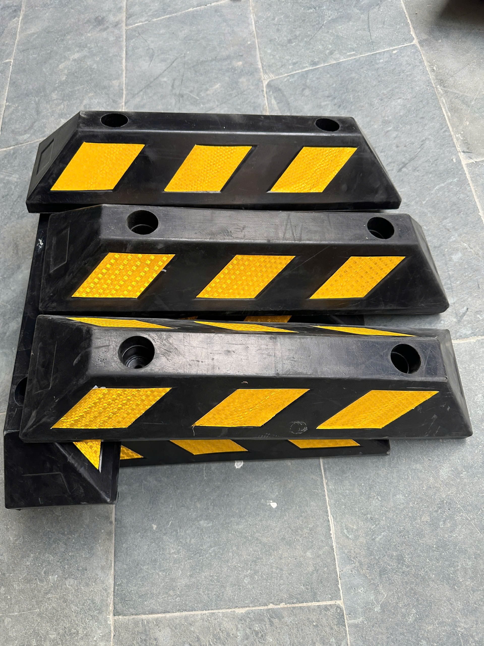 Chặn lùi cao su KT: 550x 150x 100mm