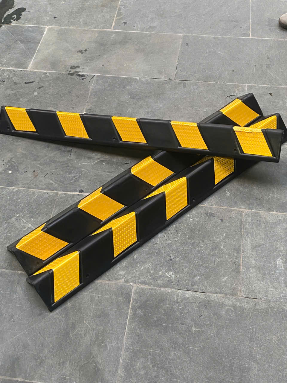 Ốp cột cao su chữ V KT:1000x100x100x10mm