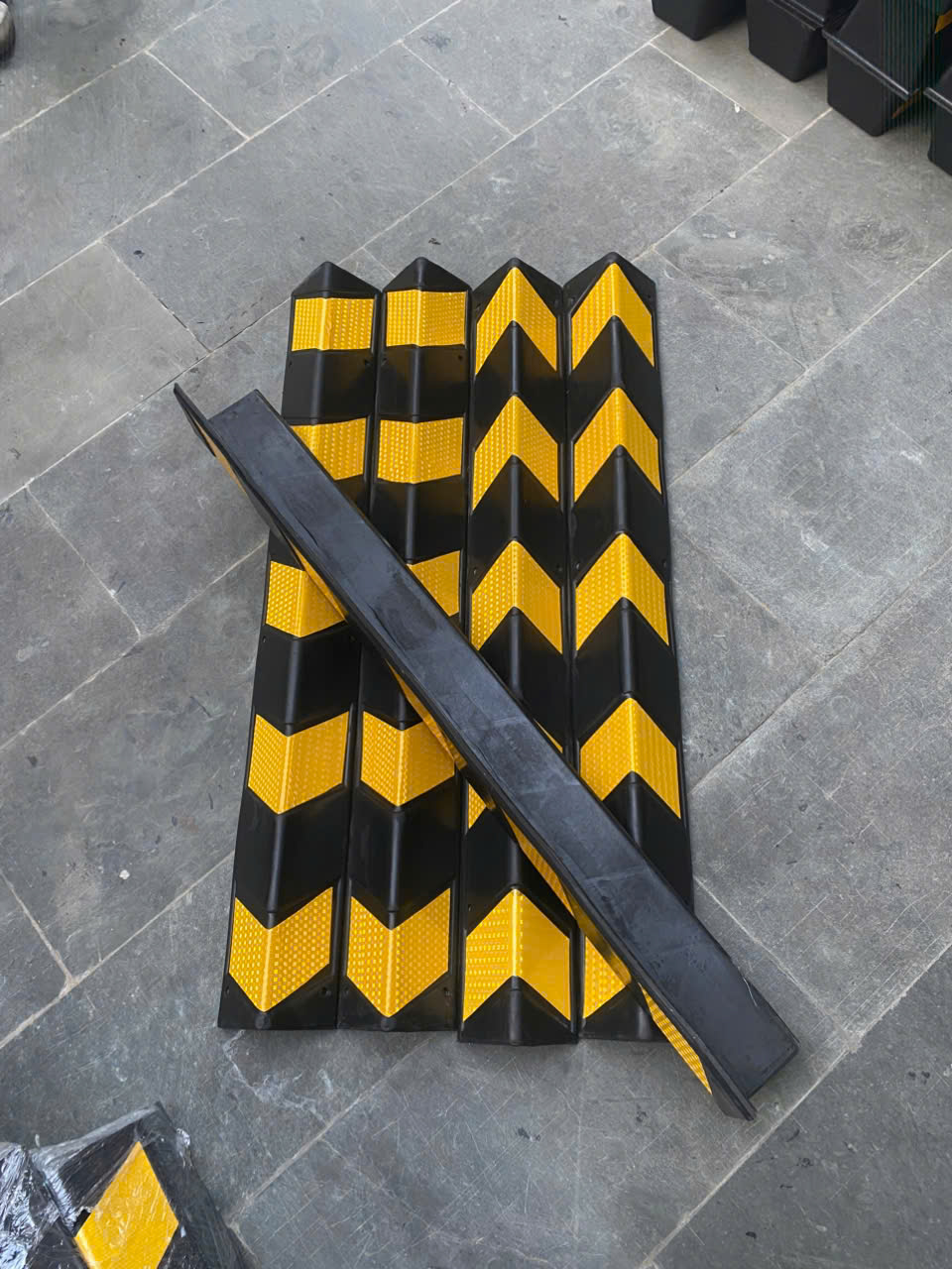 Ốp cột cao su chữ V KT:1000x100x100x10mm