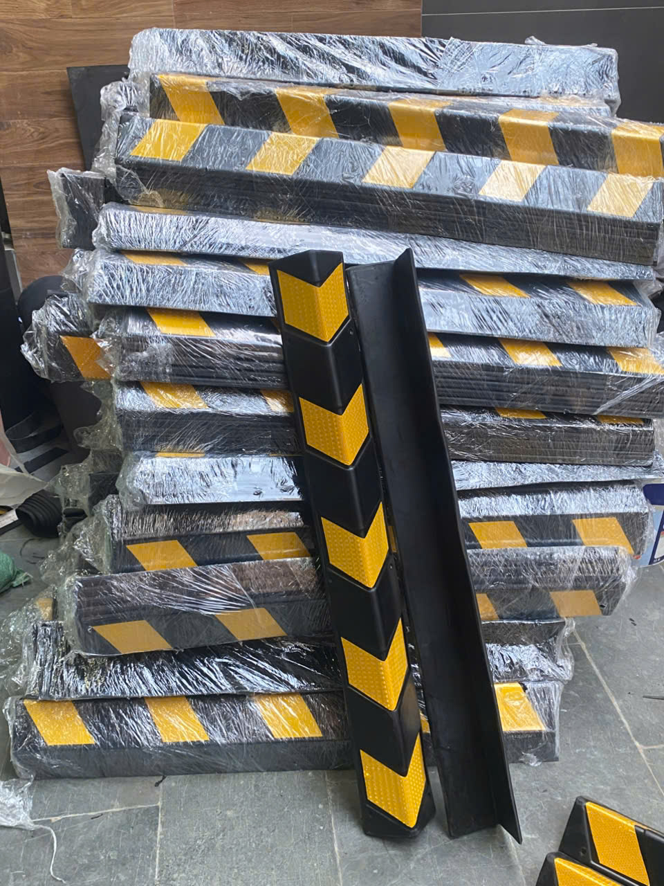 Ốp cột cao su chữ V KT:1000x100x100x10mm