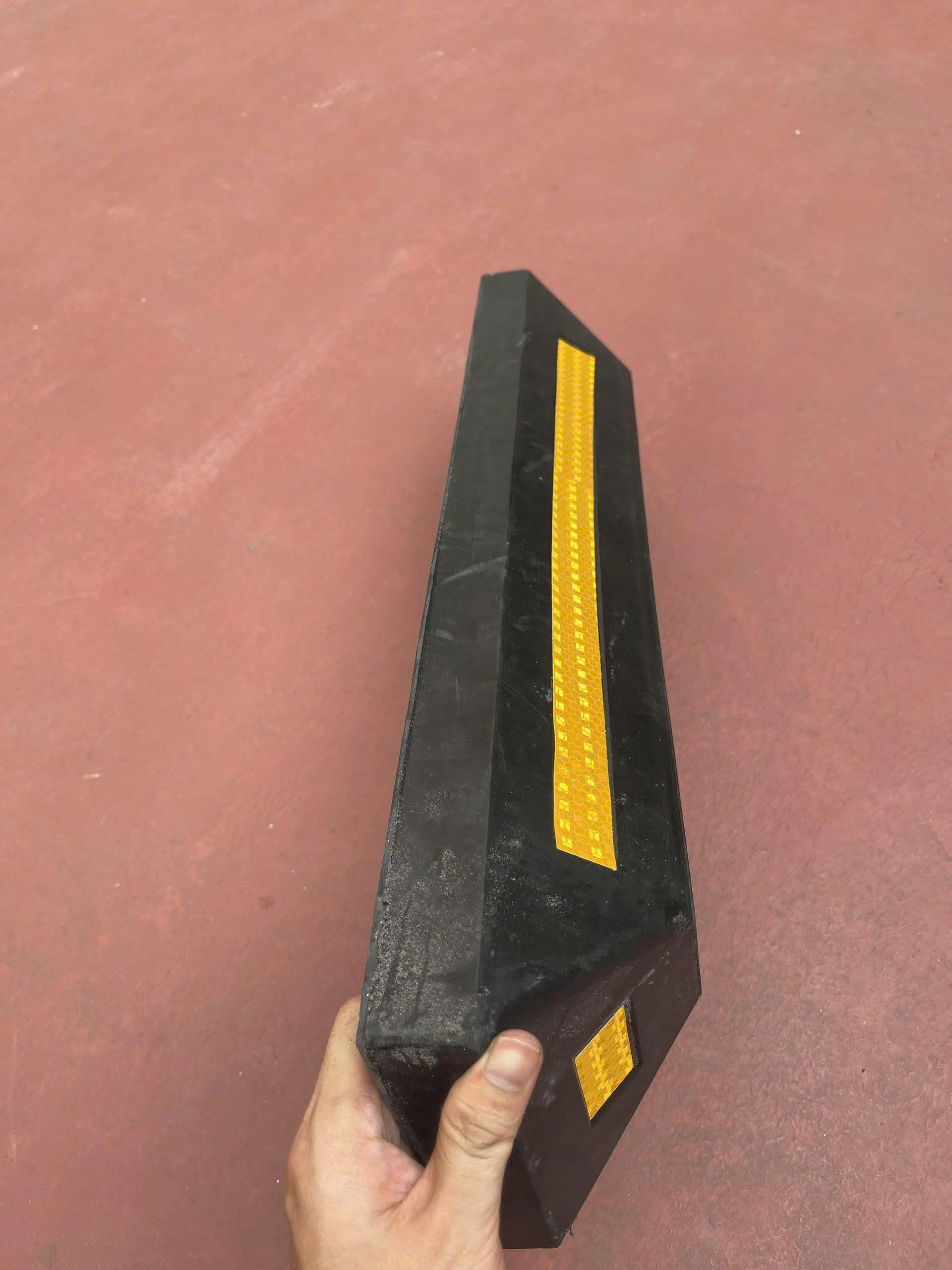 Chặn Lùi Cao Su KT: 560x150x100mm