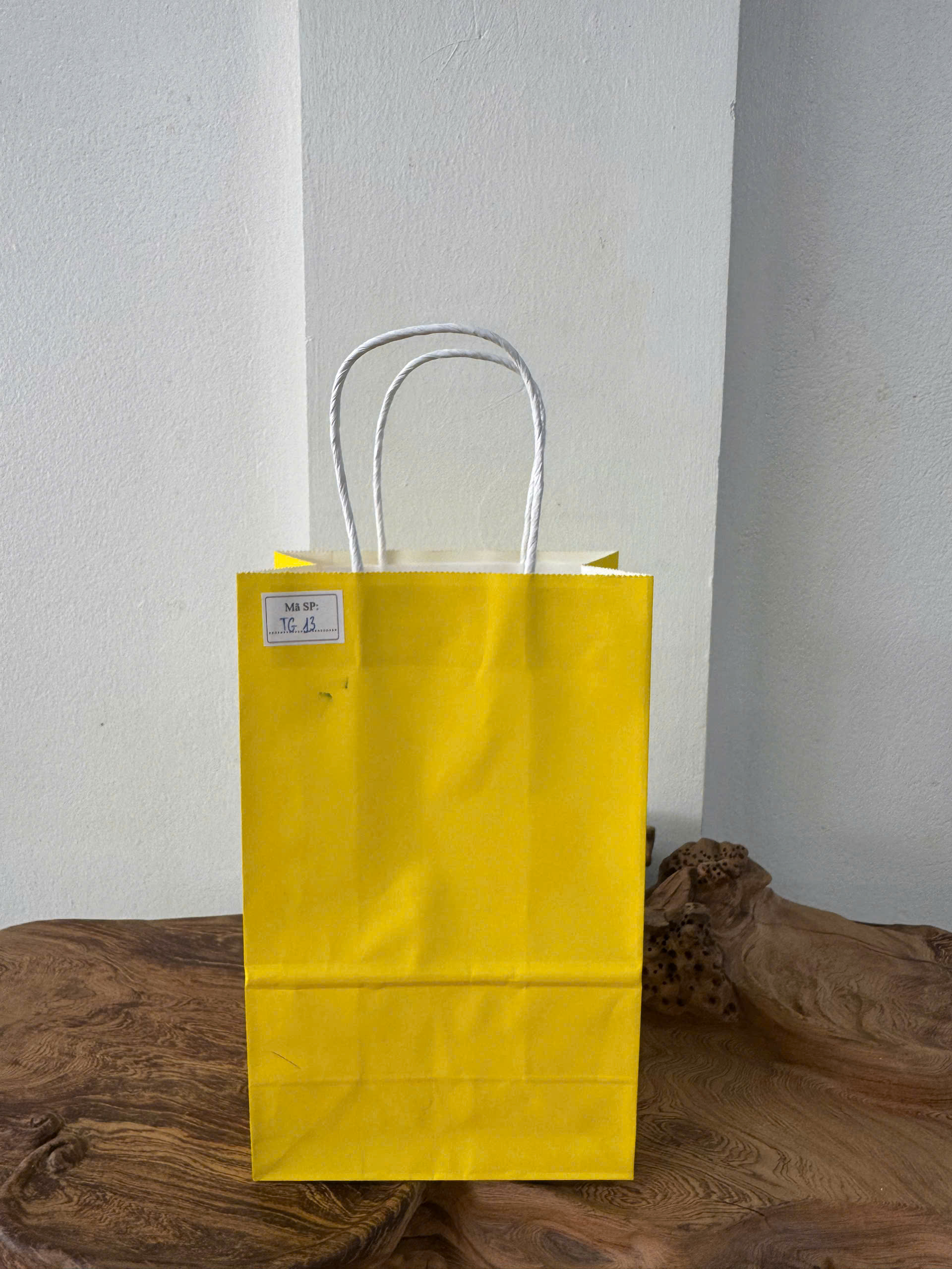 Túi giấy Kraft có quai Màu Vàng - KT: 15,5x9x25