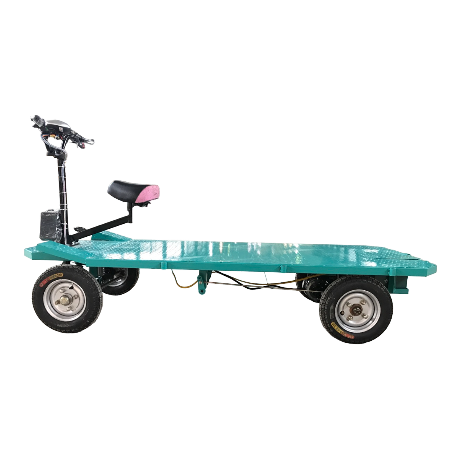 Xe điện 4 bánh chở hàng trong nhà xưởng