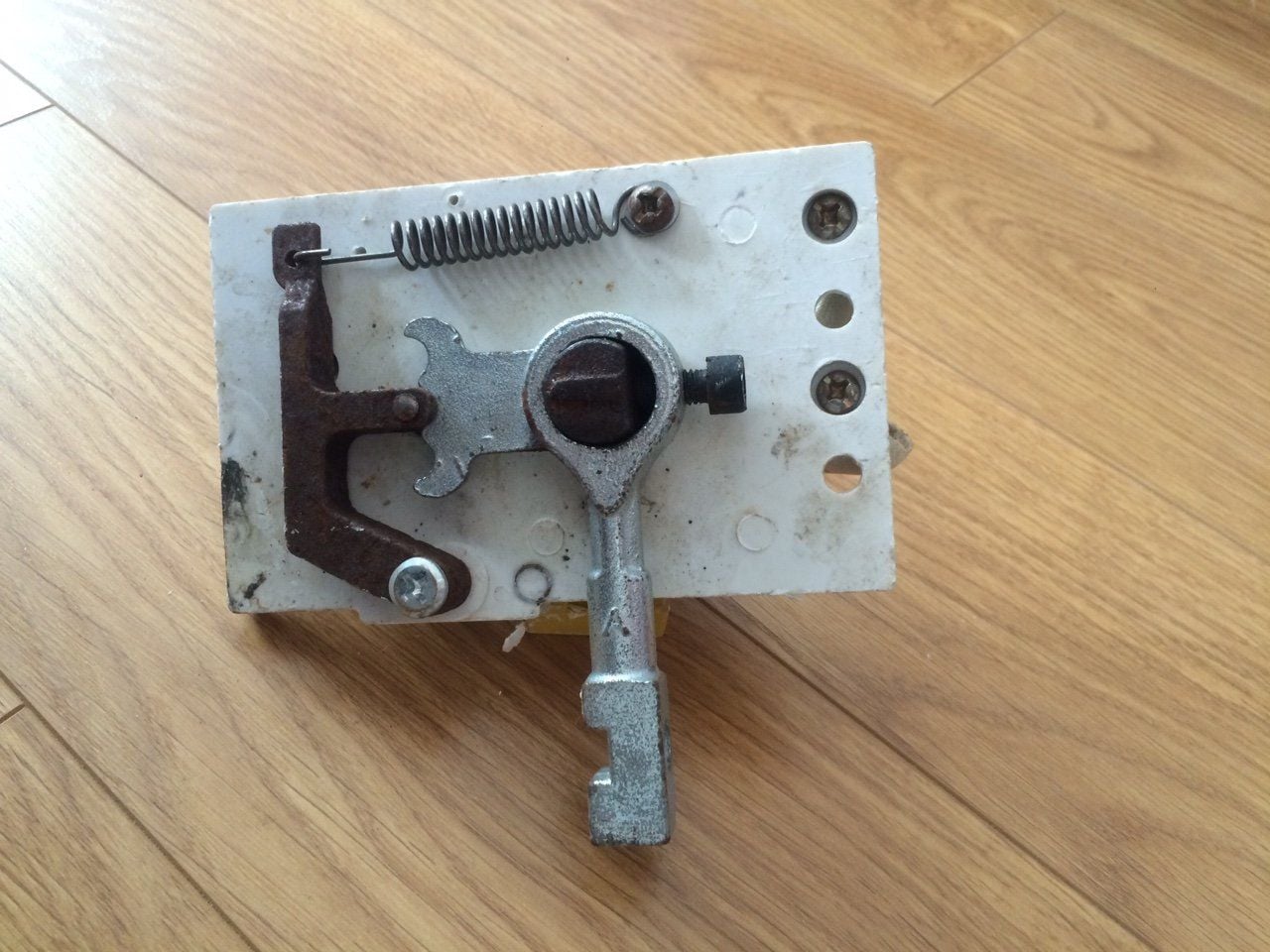 Cần số đảo chiều bằng Sứ