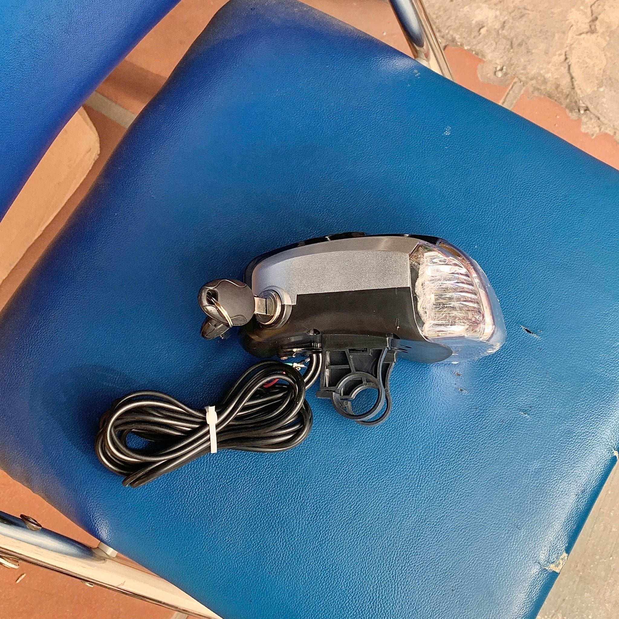 Đầu đèn báo điện kèm chìa khóa, còi, đèn chiếu sáng