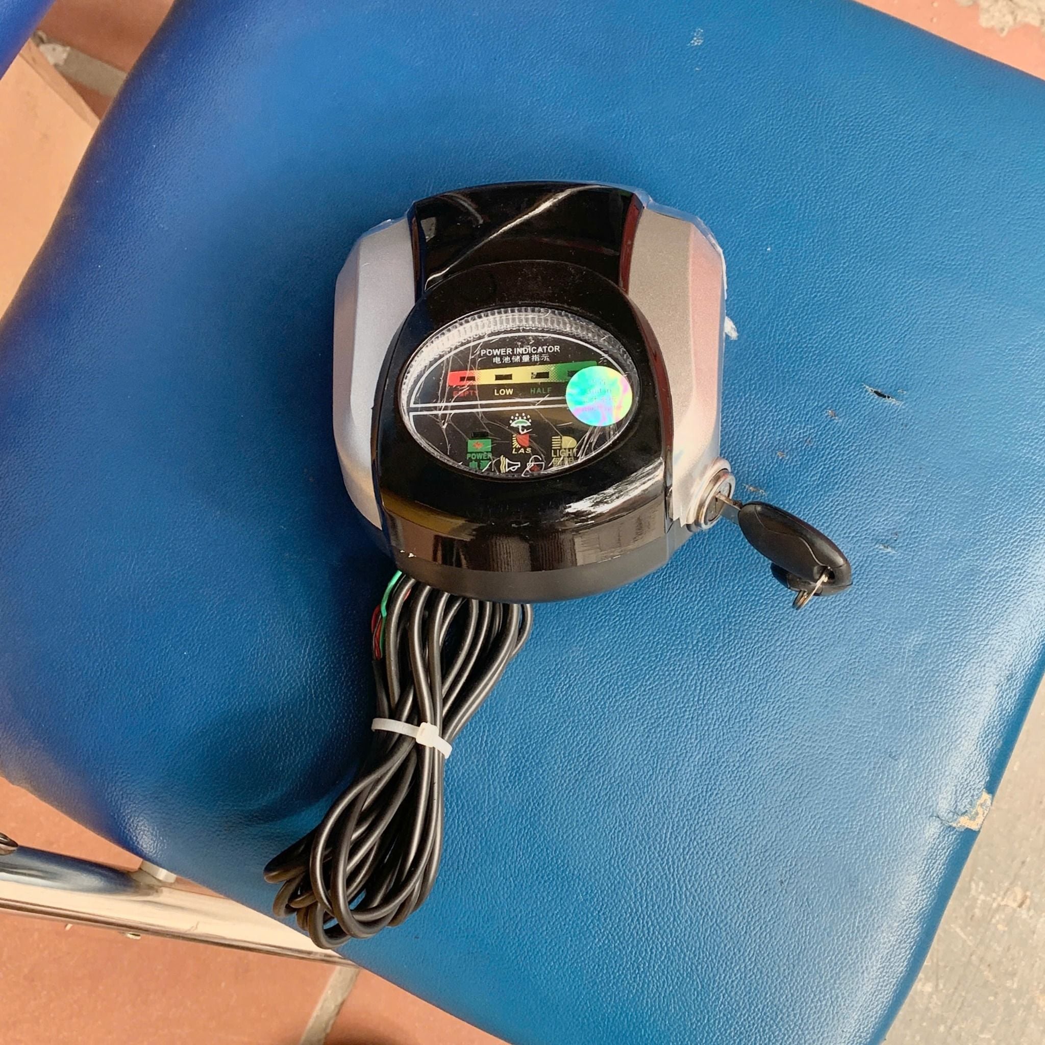 Đầu đèn báo điện kèm chìa khóa, còi, đèn chiếu sáng