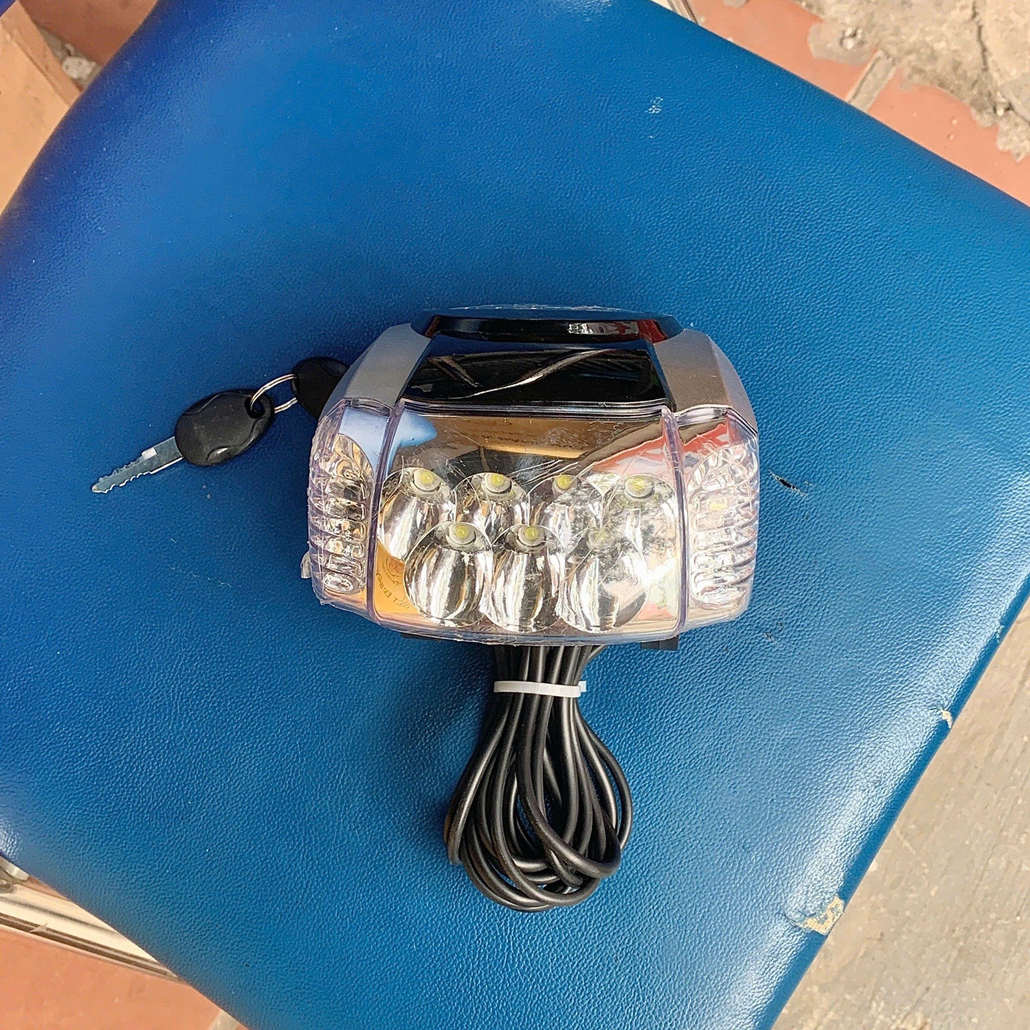 Đầu đèn báo điện kèm chìa khóa, còi, đèn chiếu sáng