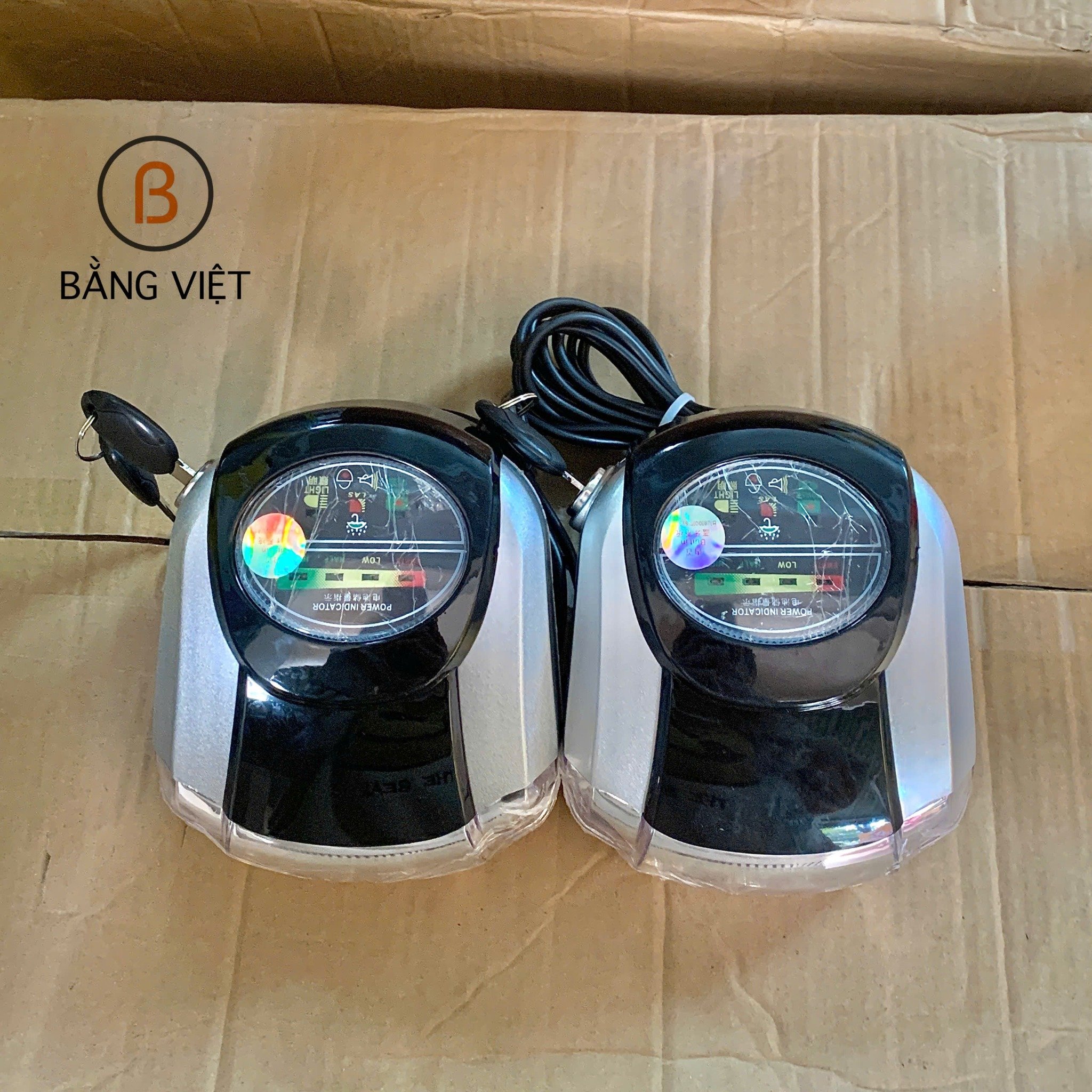 Đầu đèn báo điện kèm chìa khóa, còi, đèn chiếu sáng